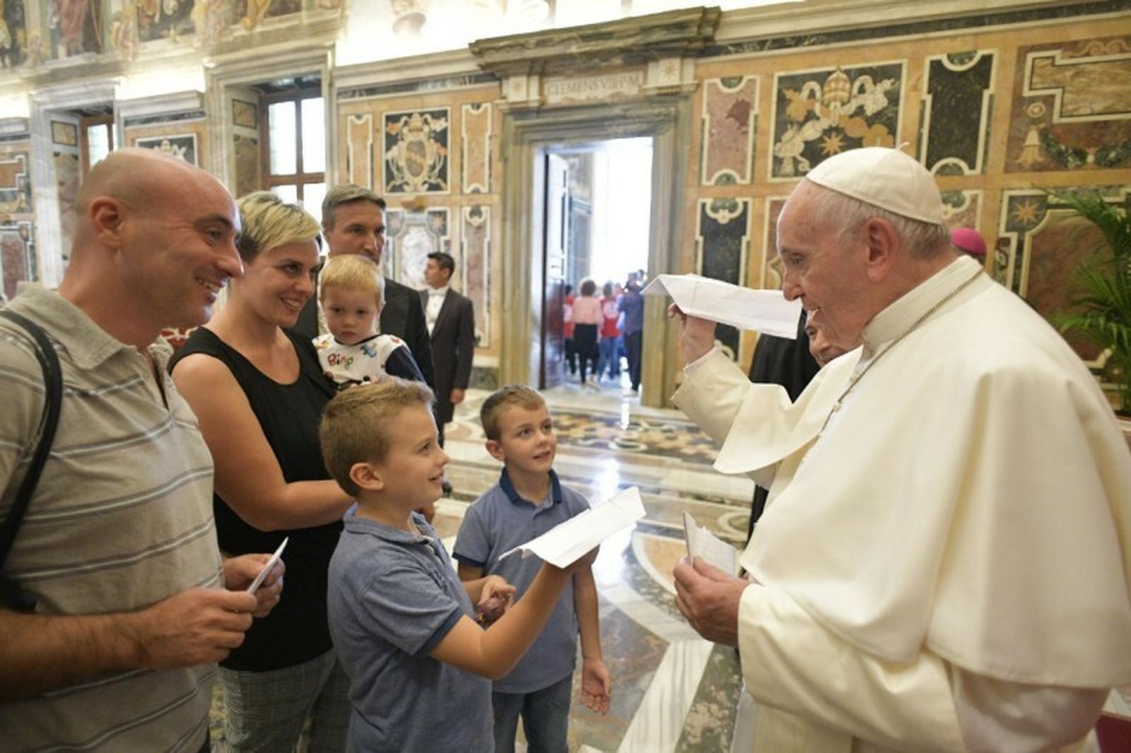 Francisco juega con aviones de papel de unos niños de la Comunidad Emanuel