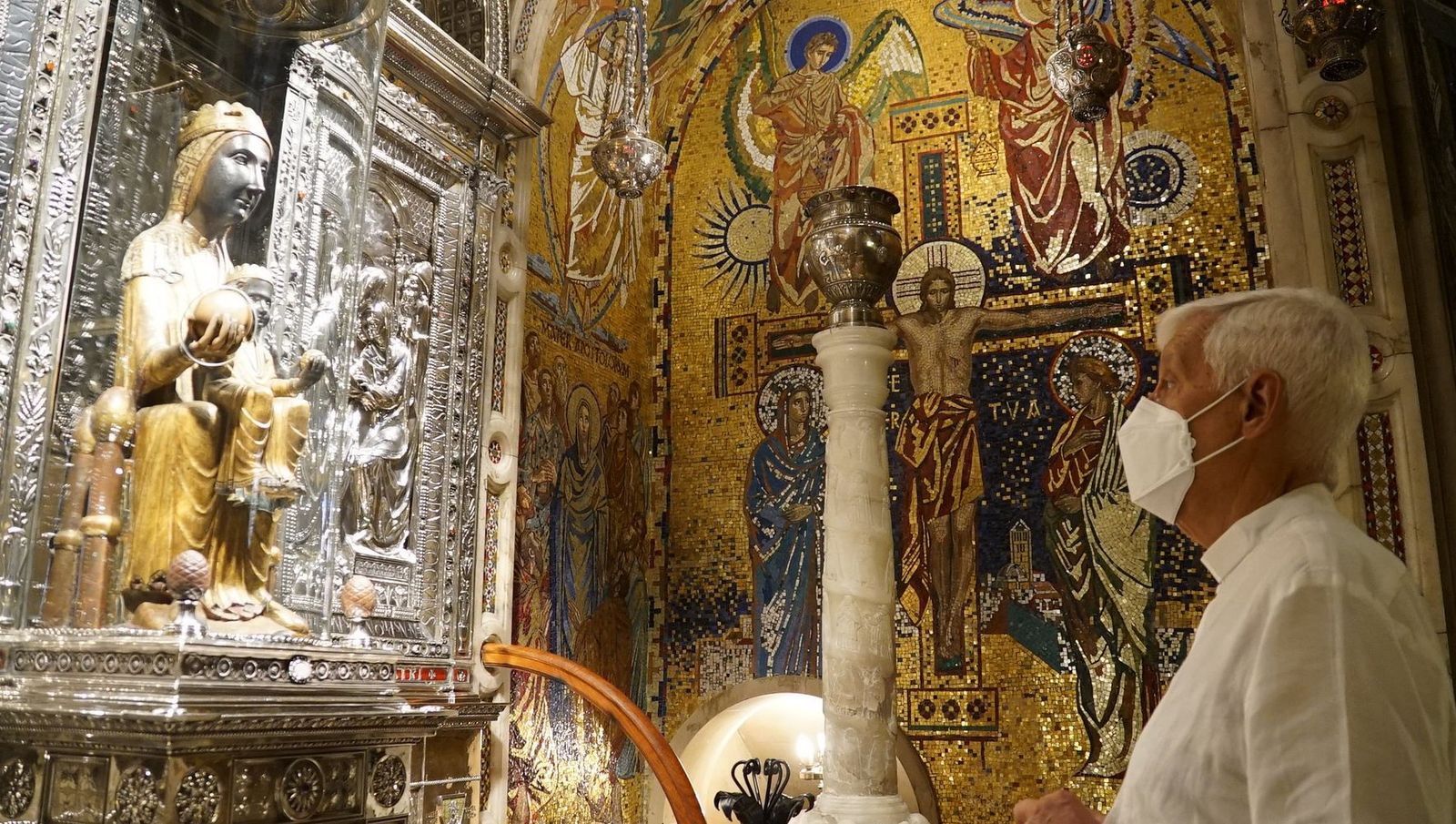 Arturo sosaante la Virgen del Mar