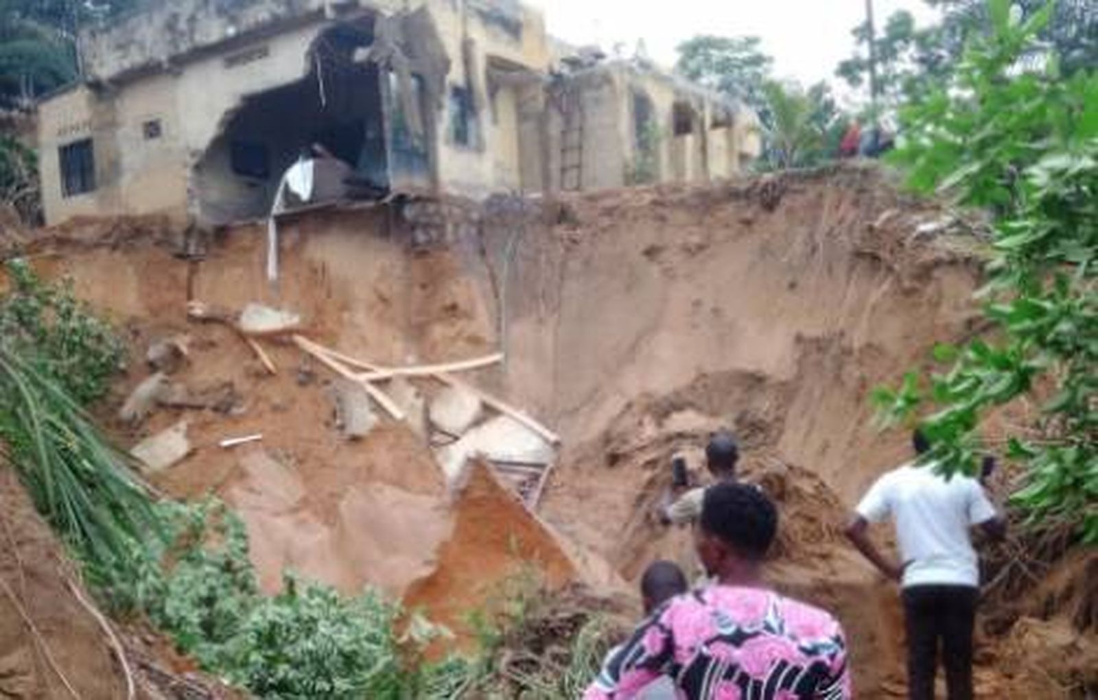 Las inundaciones provocan corrimientos de tierra