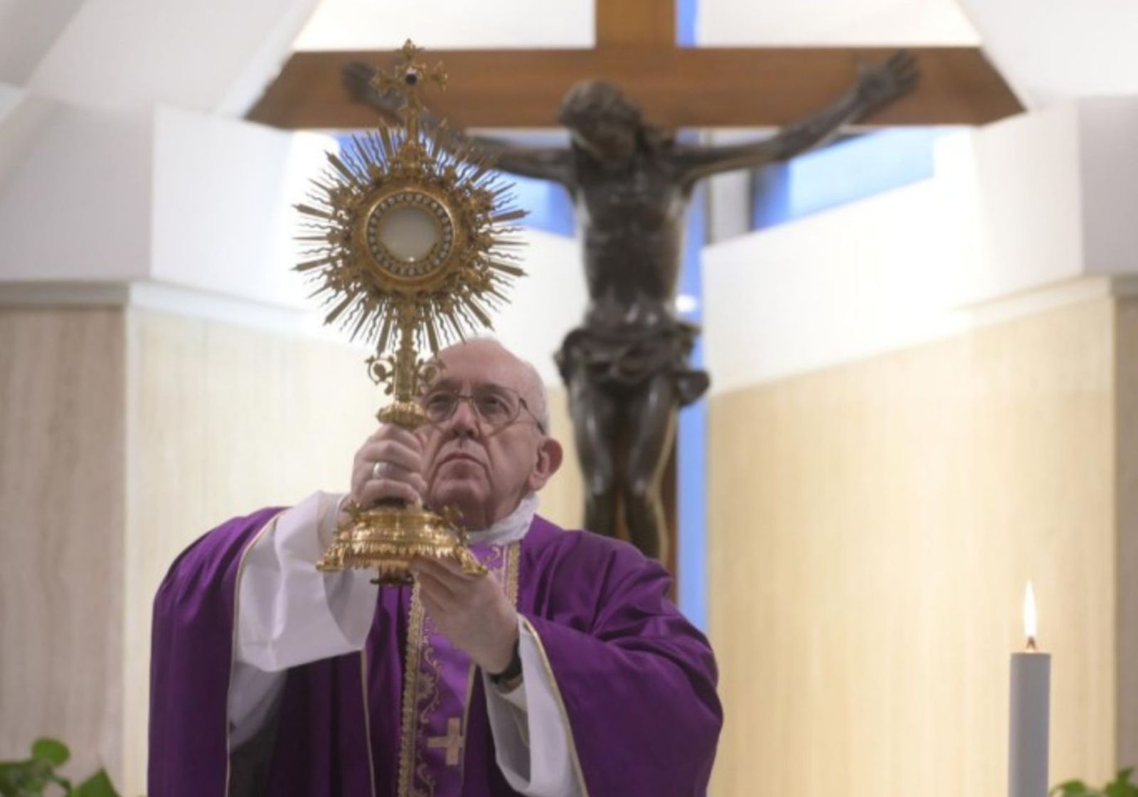 El Papa bendice con la custodia
