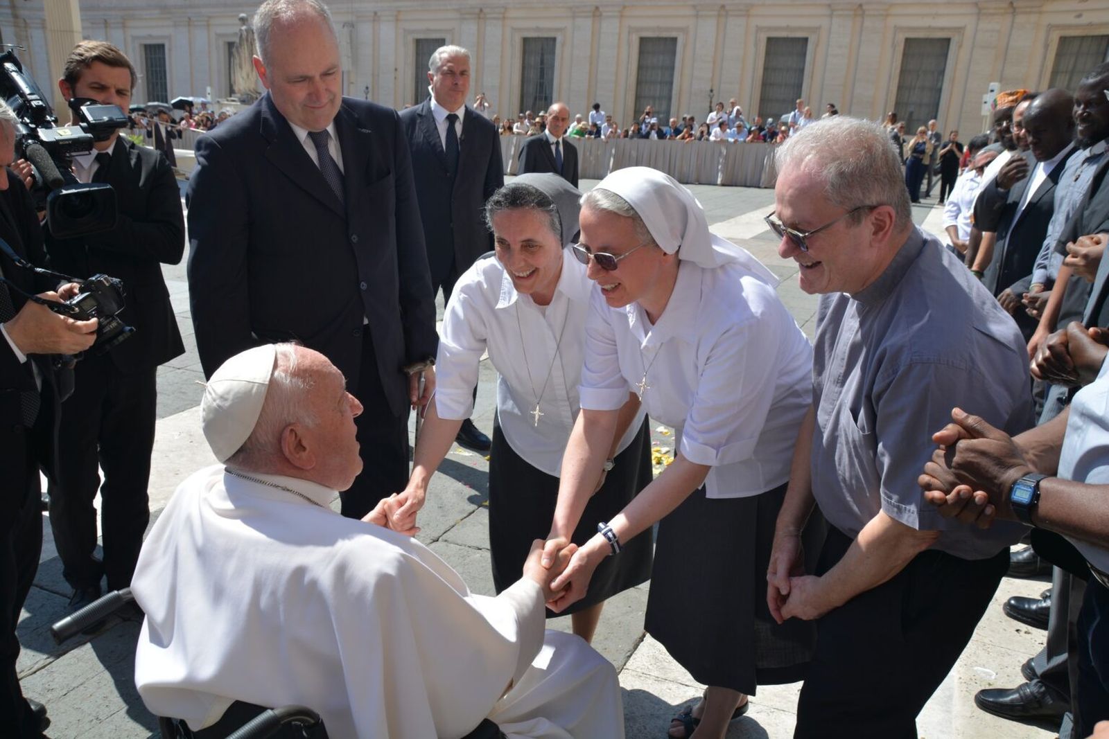 Francisco saluda a los misioneros y misioneras de la Consolata, en una audiencia general