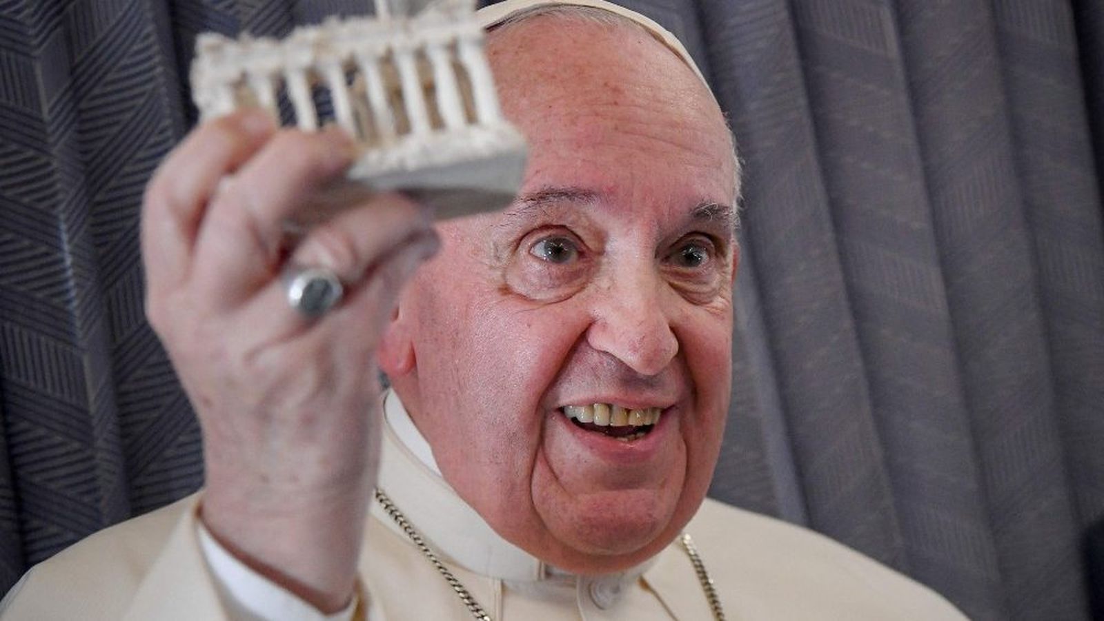 Francisco, con un recuerdo del Partenón