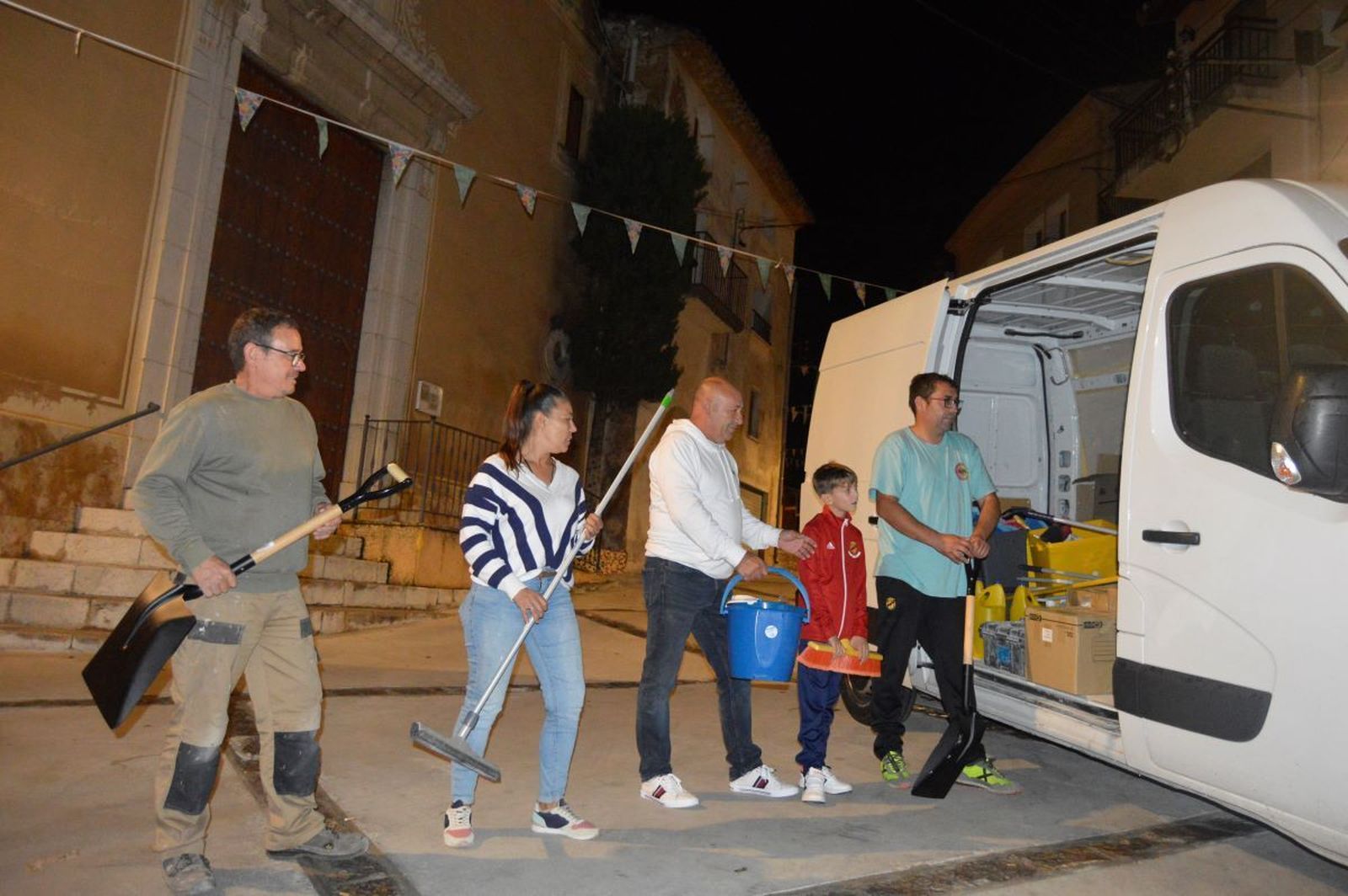 Vecinos de un pueblo de Tarragona se movilizan por la Comunidad Valenciana junto a su cura después de la DANA