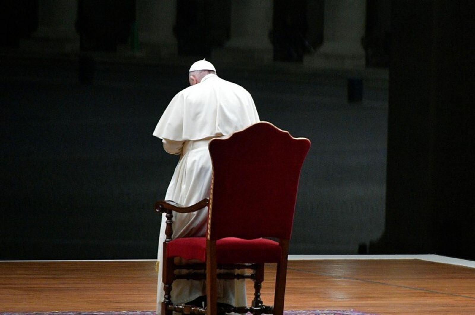 Francisco escucha el Via Crucis de los niños