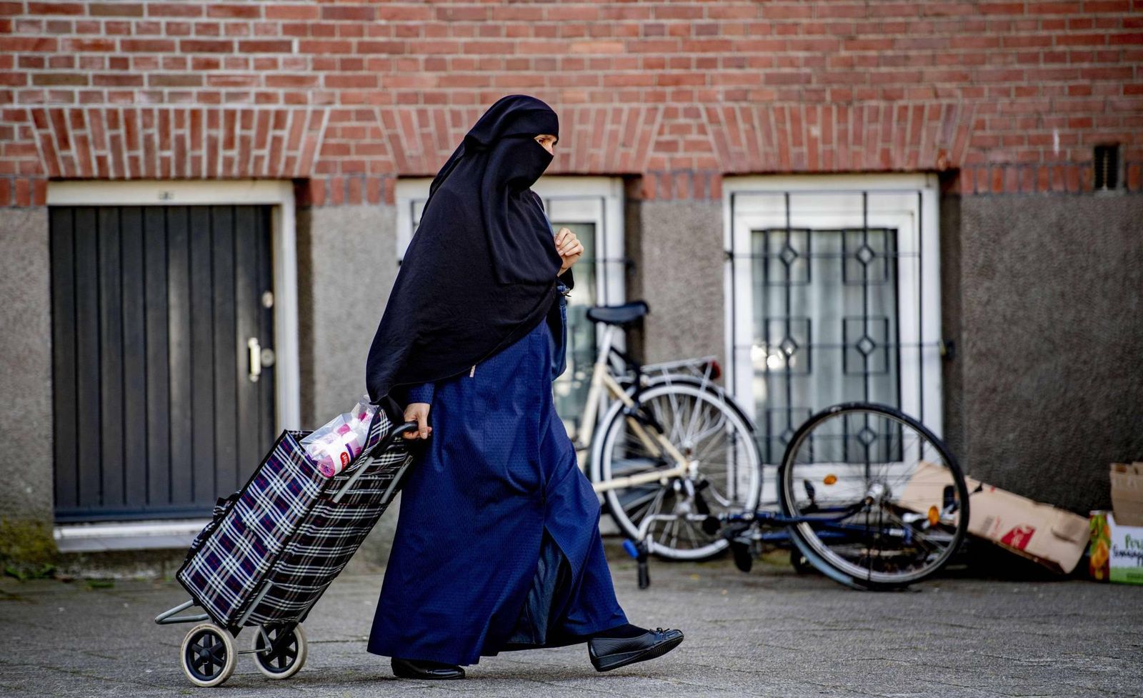 Una mujer, con niqab en las calles de Rotterdam
