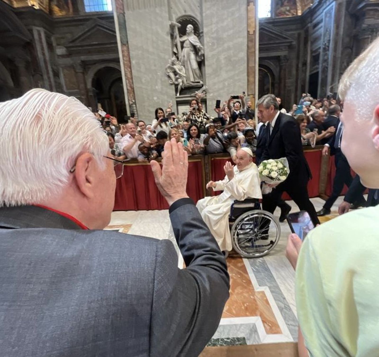 El Papa saluda al Padre Ángel