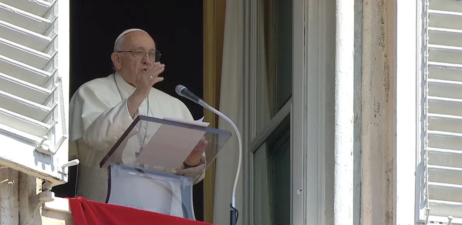 El Papa saluda a los fieles en el Angelus