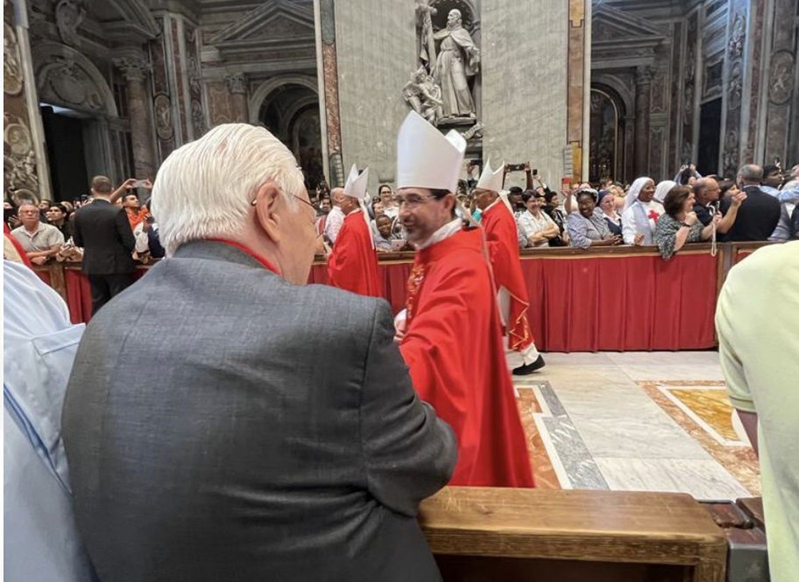 Padre Ángel saluda a Cobo