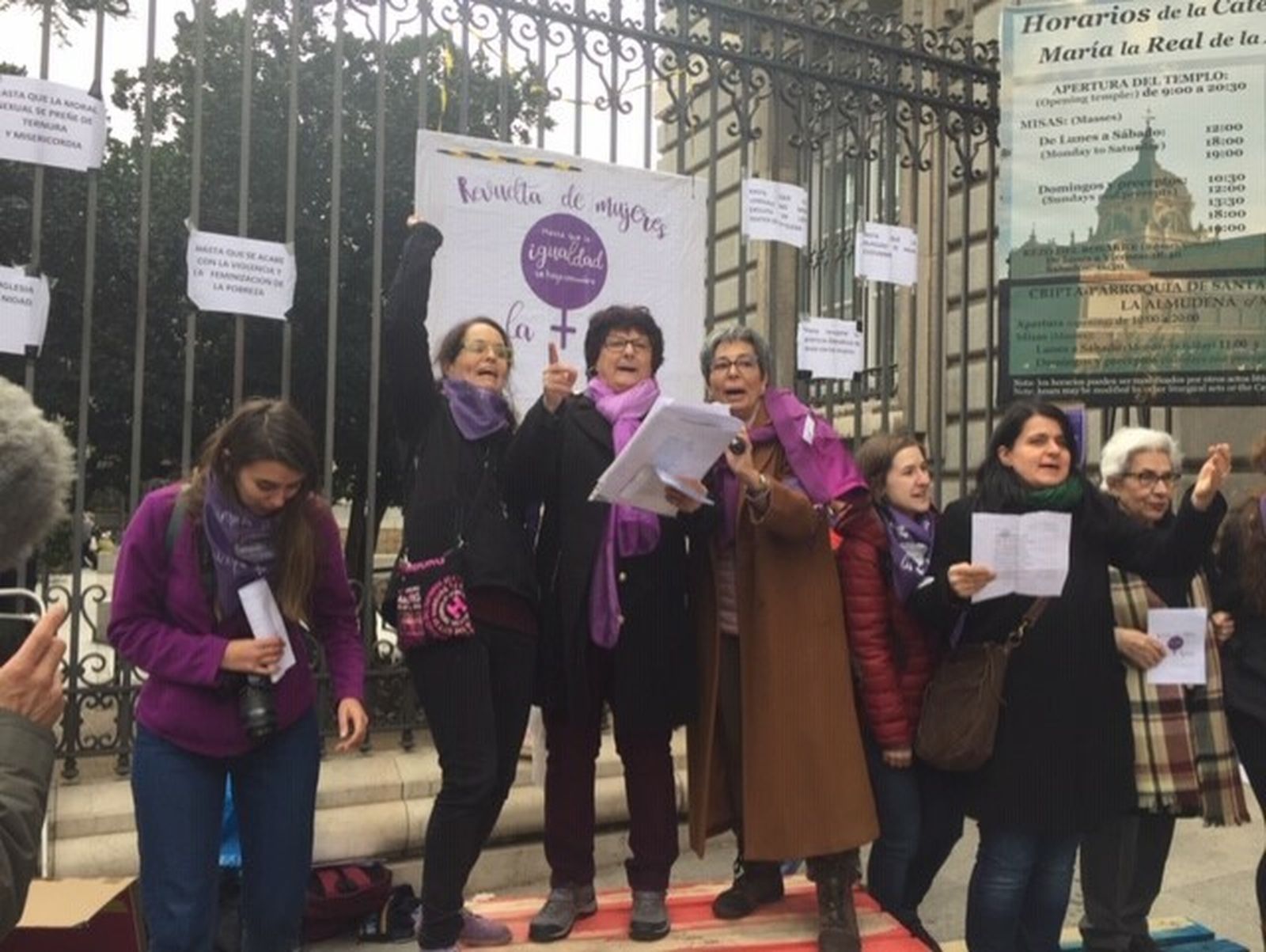 Pepa Torres y otras teólogas, religiosas y laicas en la 'revuelta' de mujeres en la Almudena