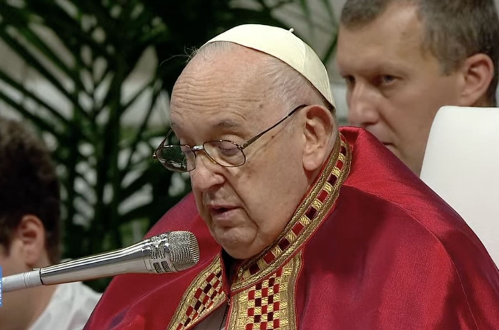 Francisco lee la homilía de Pentecostés