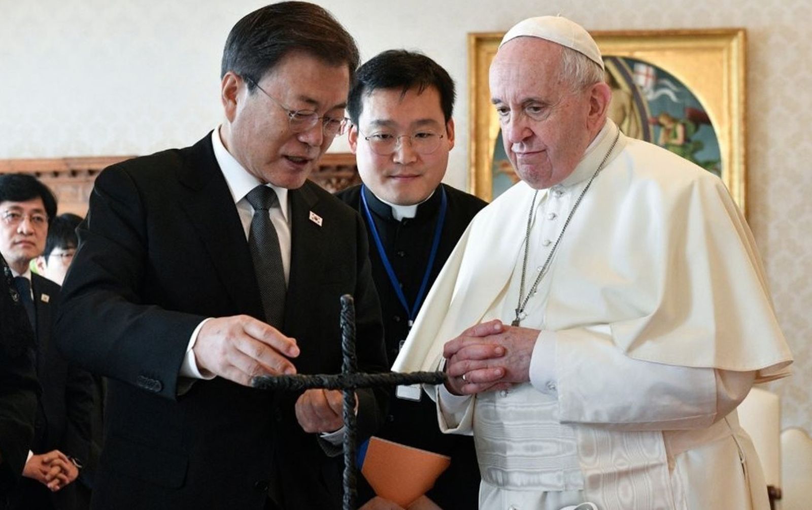 La cruz que el presidente coreano regaló al Papa