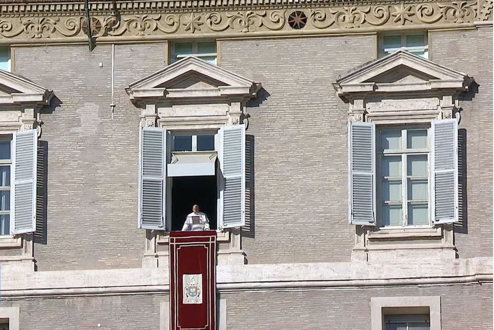 Francisco se asoma al balcón del Palacio Apostólico