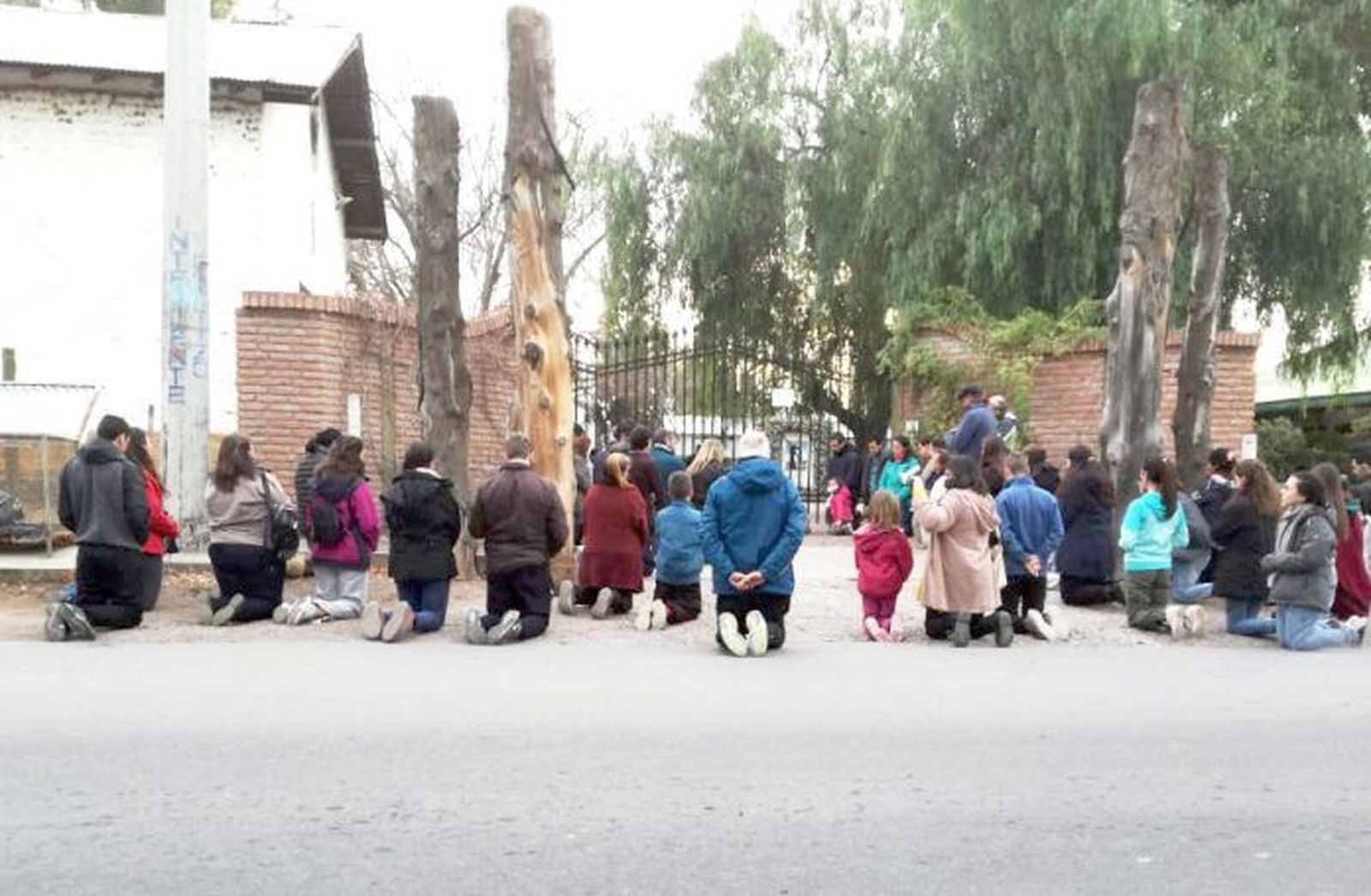 La insólita rebelión de curas y fieles por no poder dar y recibir la comunión en la boca