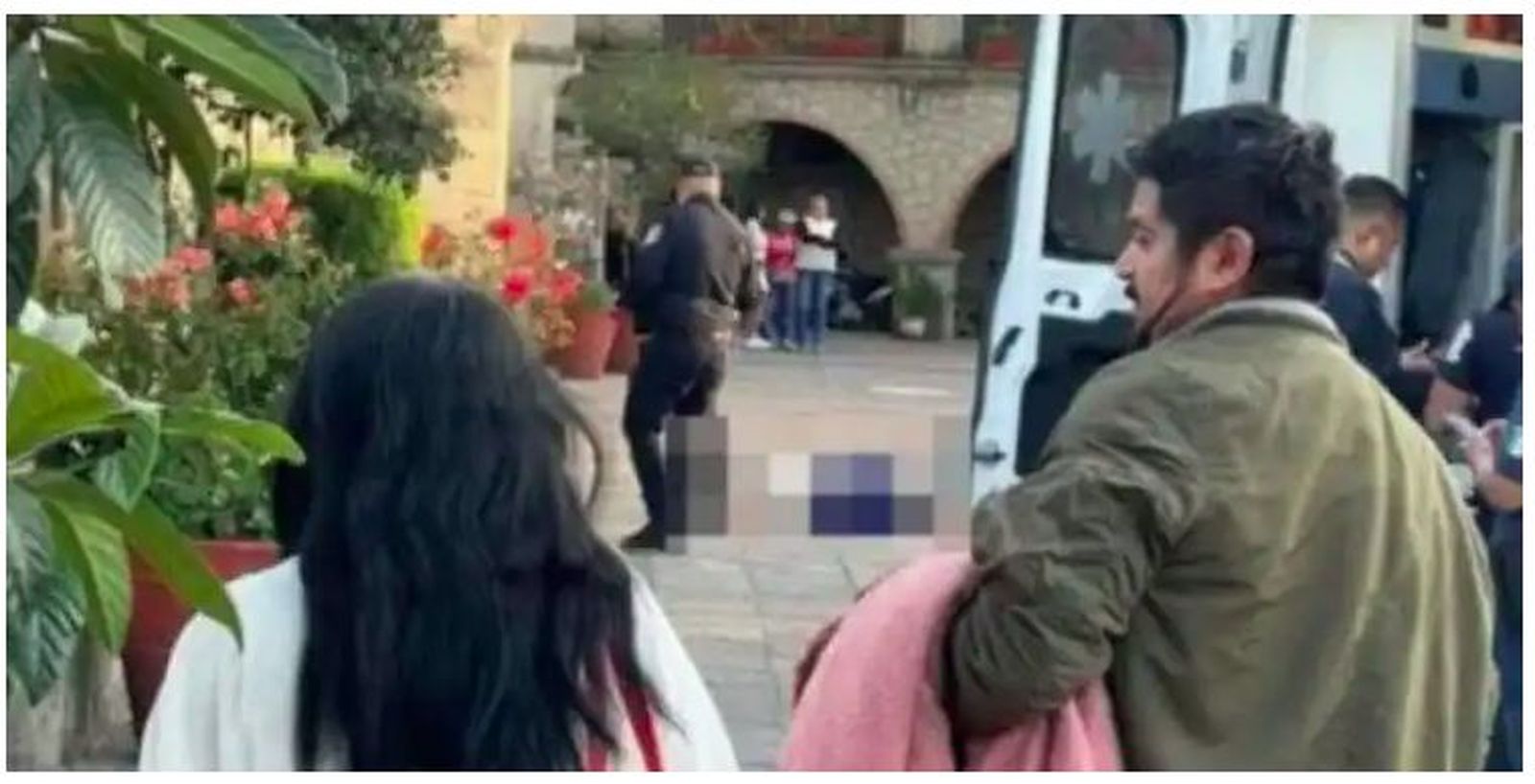 Asesinan a una mujer en atrio de parroquia en Naucalpan, Estado de México.