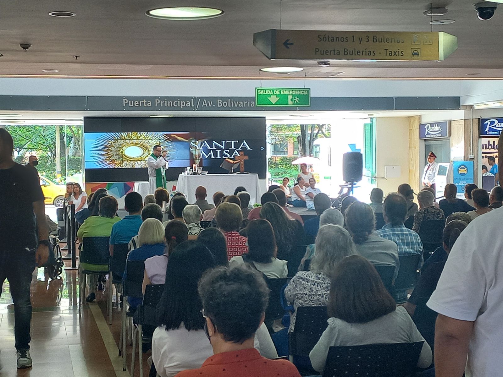 Misa en el centro comercial