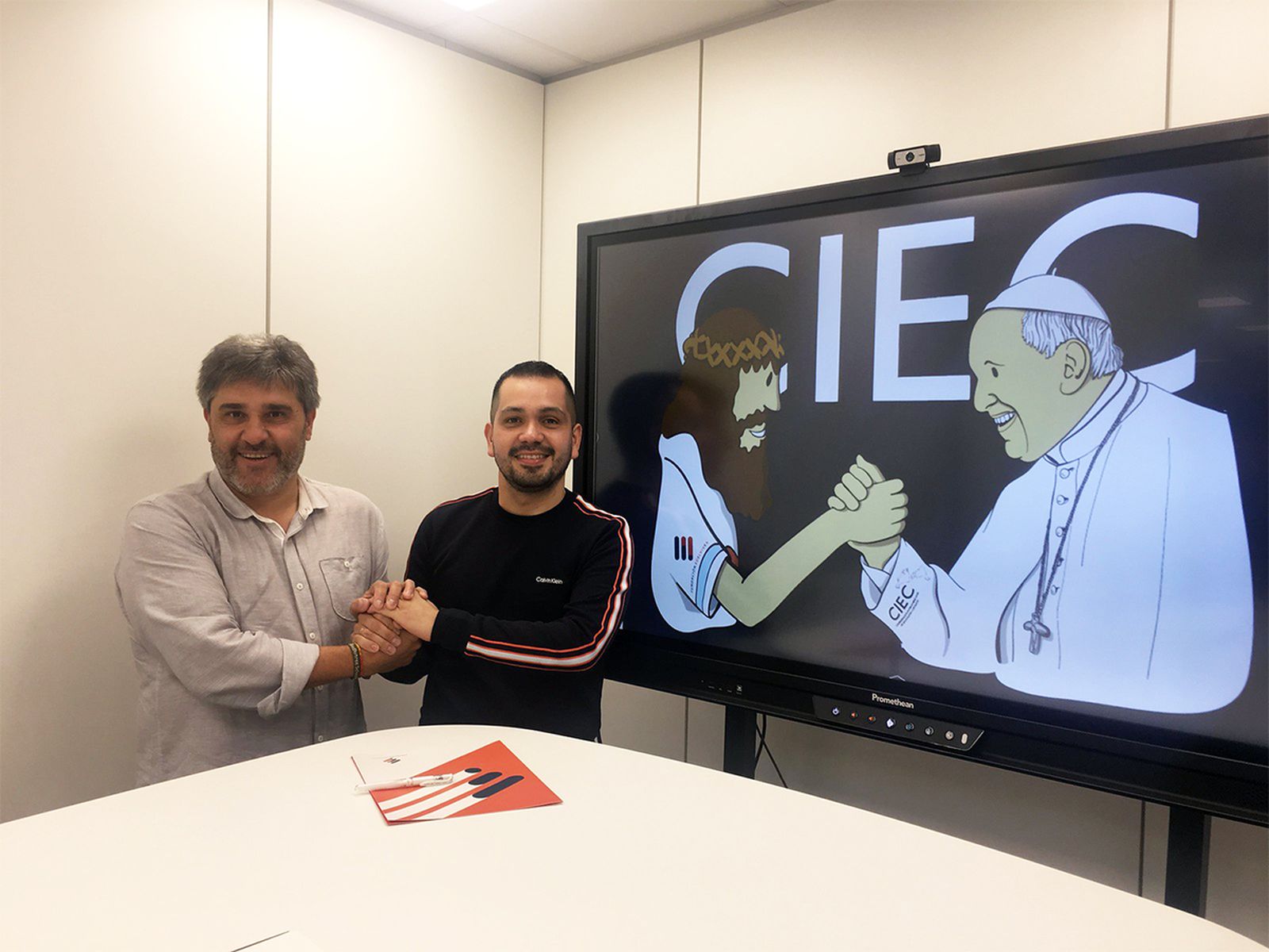 Óscar Pérez Sayago y Juan Pedro Castellano, en la sede de la fundación Edelvives