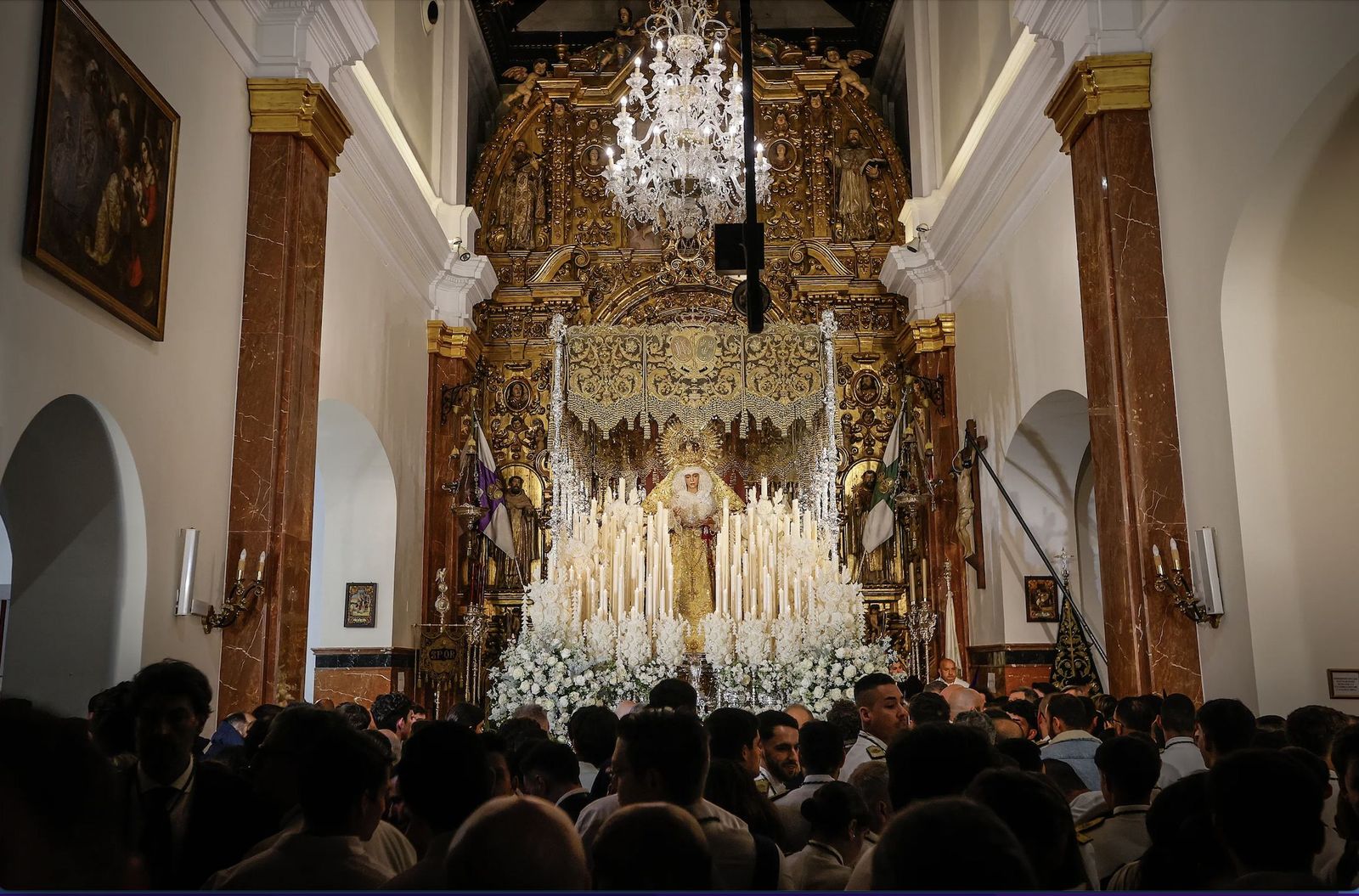 Los fieles, ante la La Virgen de la Esperanza de Triana en la capilla de los Marineros de Sevilla