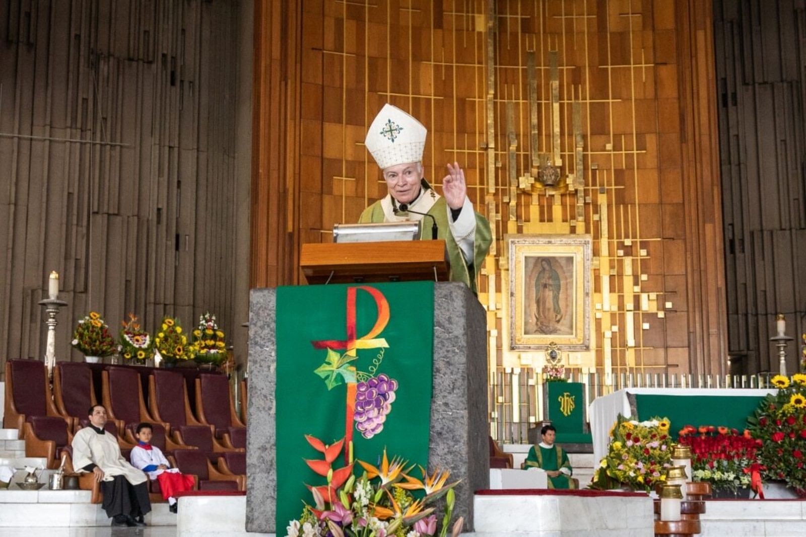 Monseñor Carlos Aguiar en la Basílica de Guadalupe