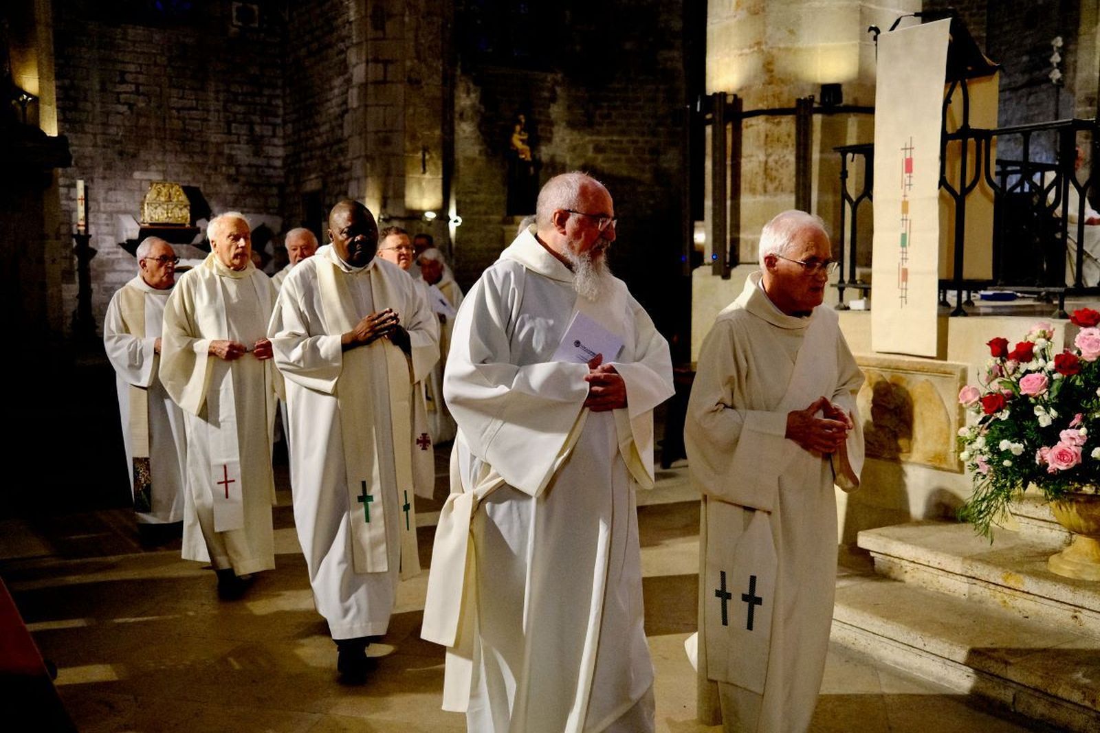 Varios clérigos han concelebrado la misa en Santa Maria del Mar