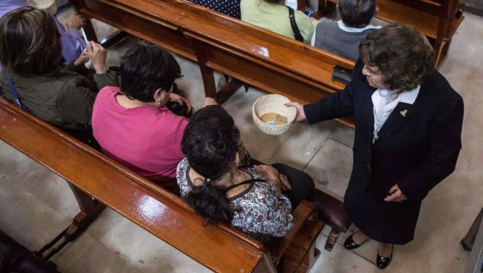 Colecta durante una misa en una iglesia mexicana