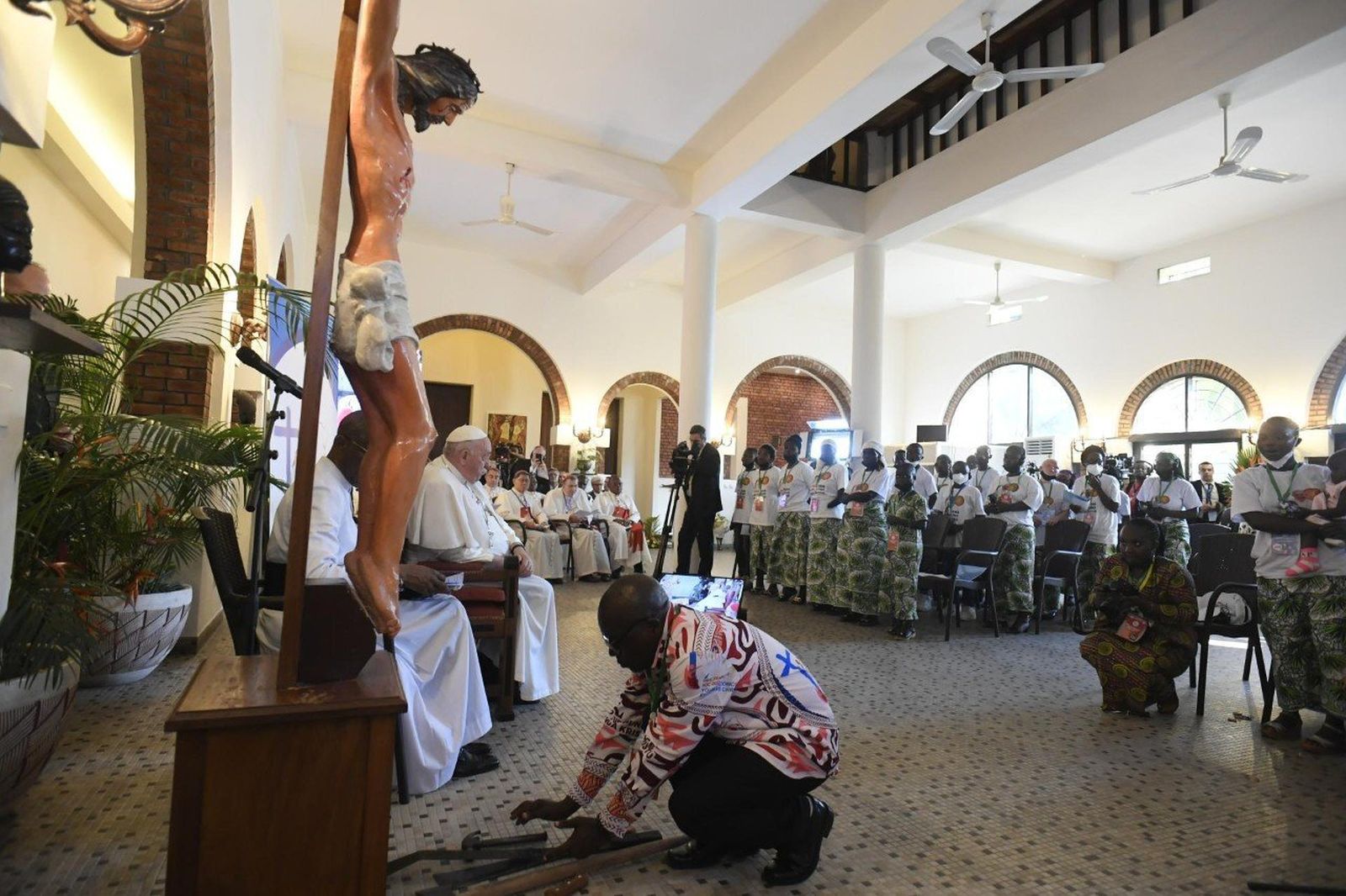 Los machetes, a los pies de la cruz