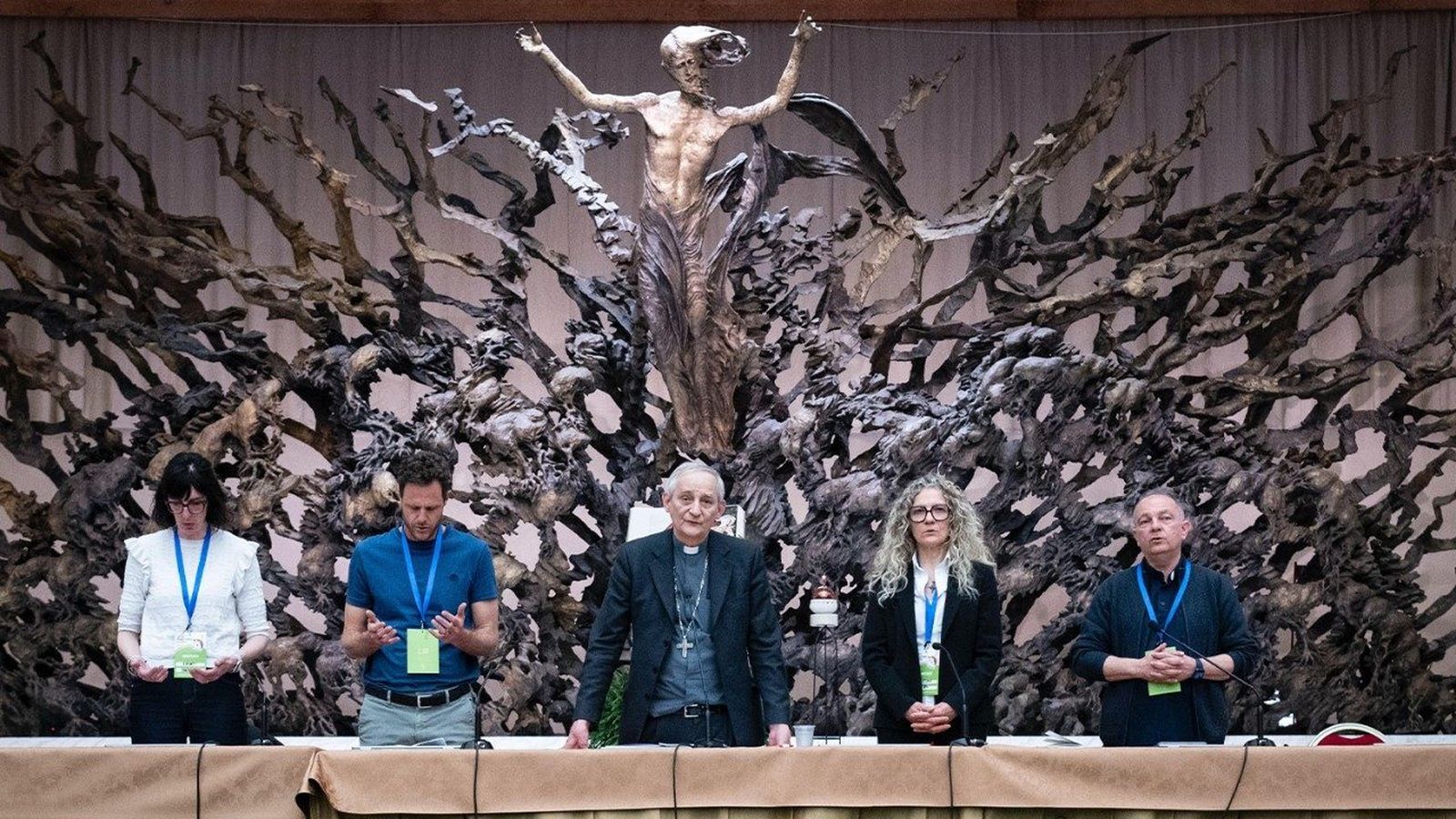 Zuppi preside la asamblea sinodal de la Iglesia italiana en el Aula Pablo VI