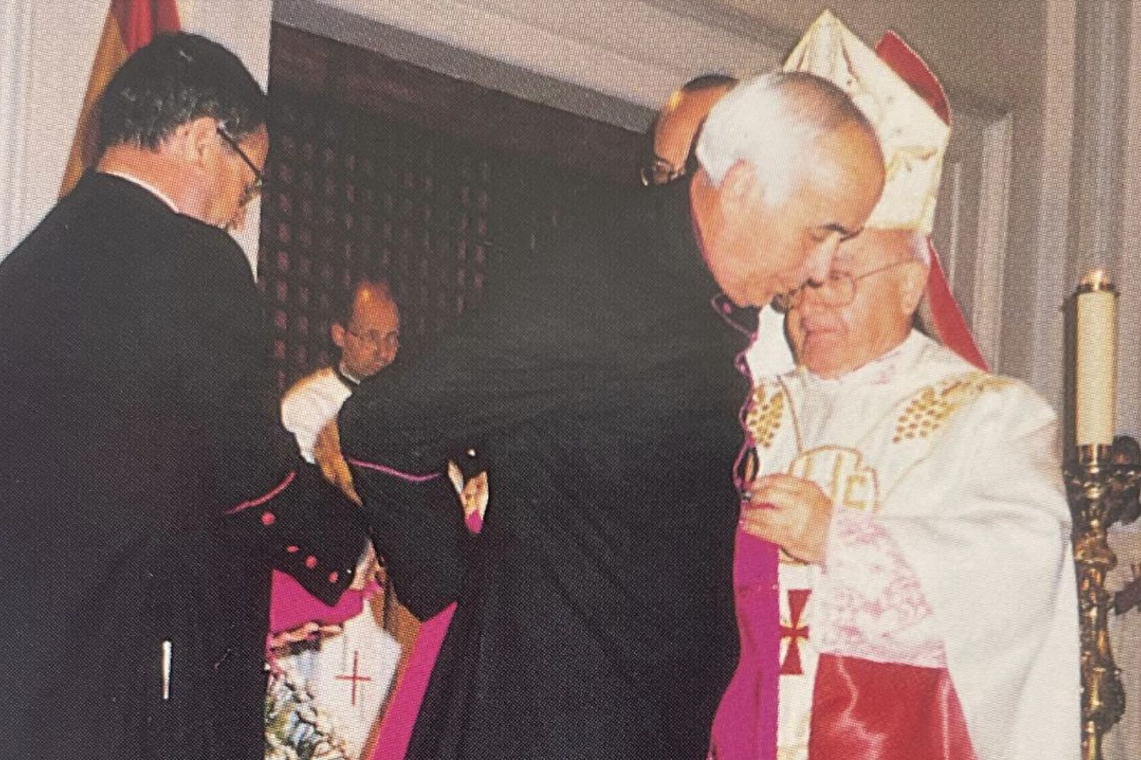 El cardenal Estepa le impone a D. Serafín la faja de Monseñor