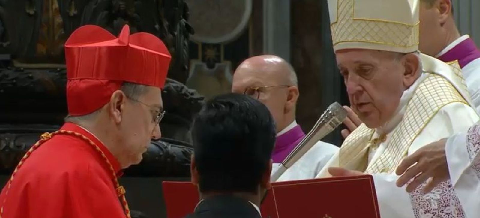 El Papa impone el birrete cardenalicio al neocardenal español Miguel Ayuso