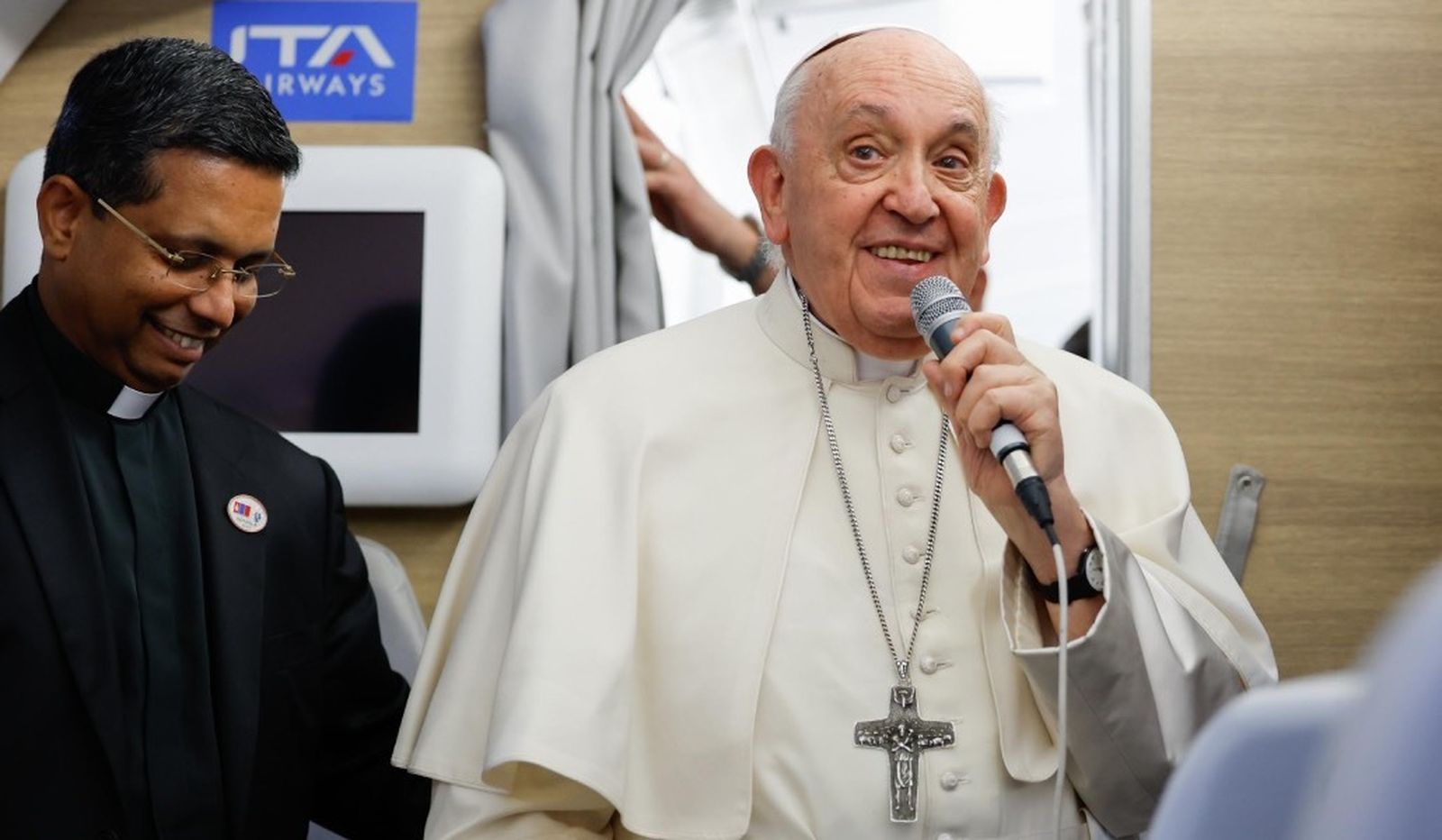 Francisco habla con los periodistas en el avión
