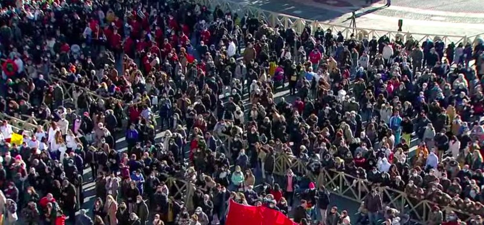 Miles de fieles en la plaza de San Pedro