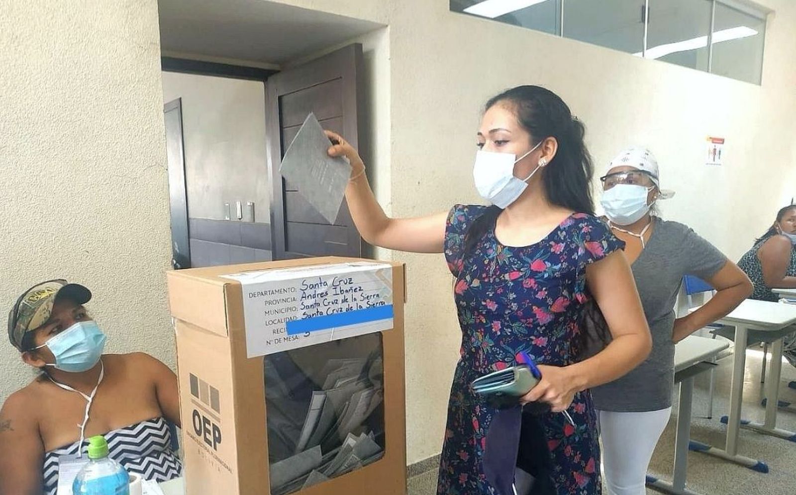 Bolivia. La senadora Adriana vota