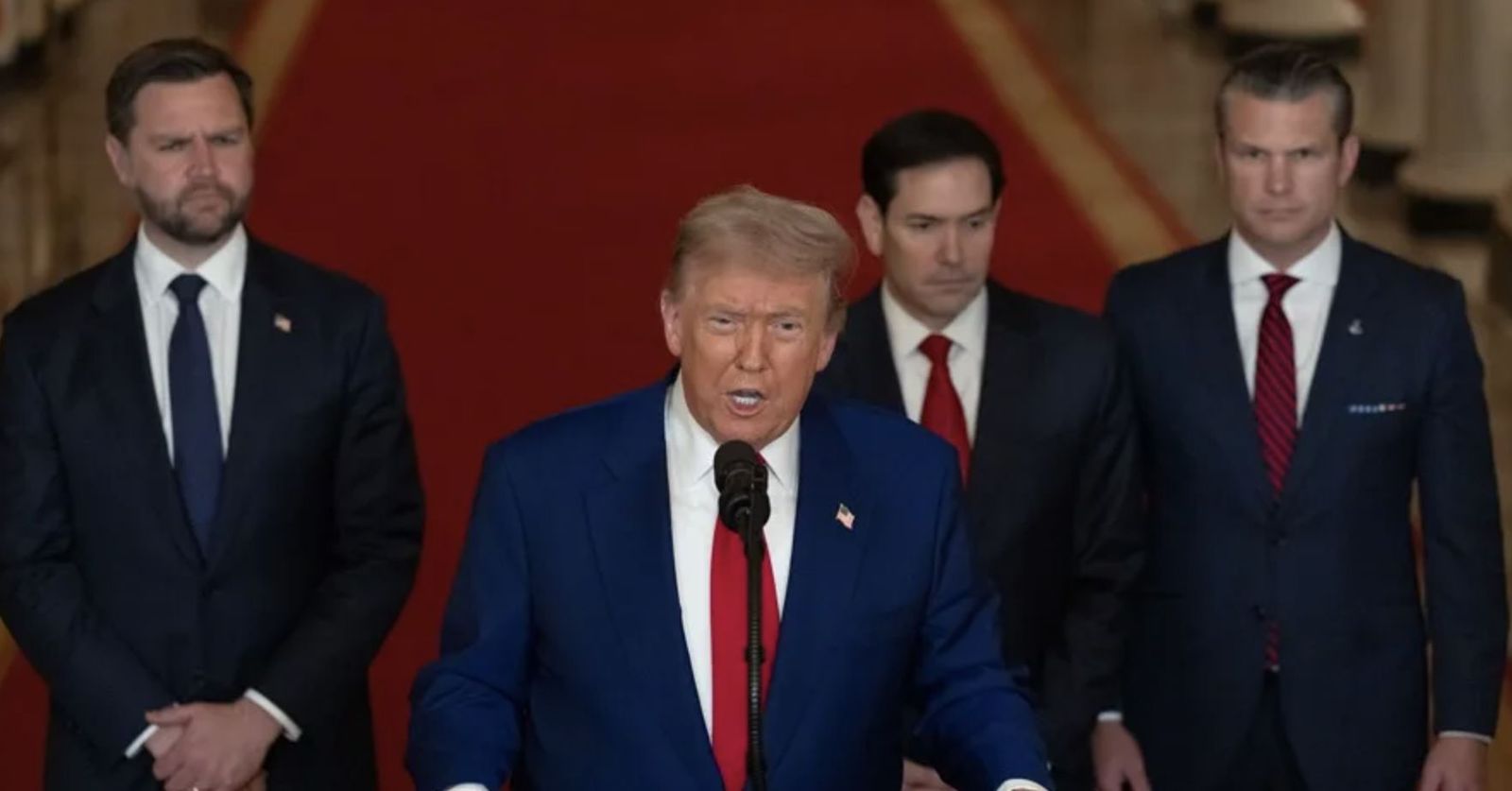 Trump, junto a Vance, anunciando el ataque contra Irán