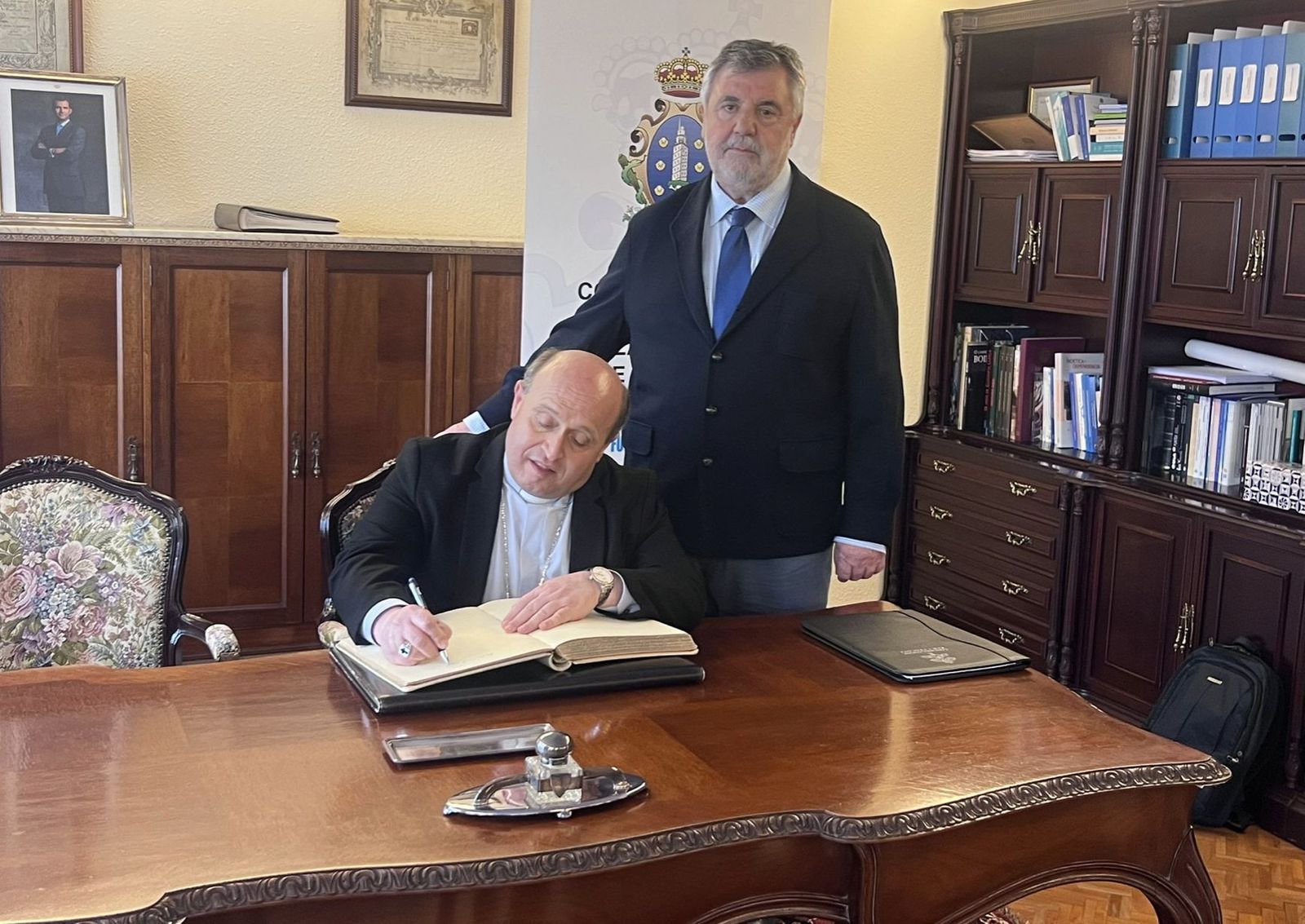 El arzobispo Prieto firma en el libro de honor del Colegio de Médicos de A Coruña