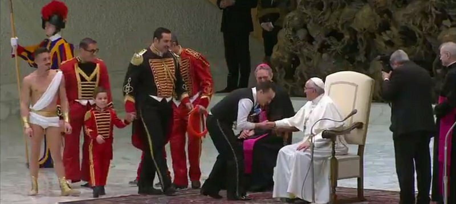 Miembros del circo saludan al Papa