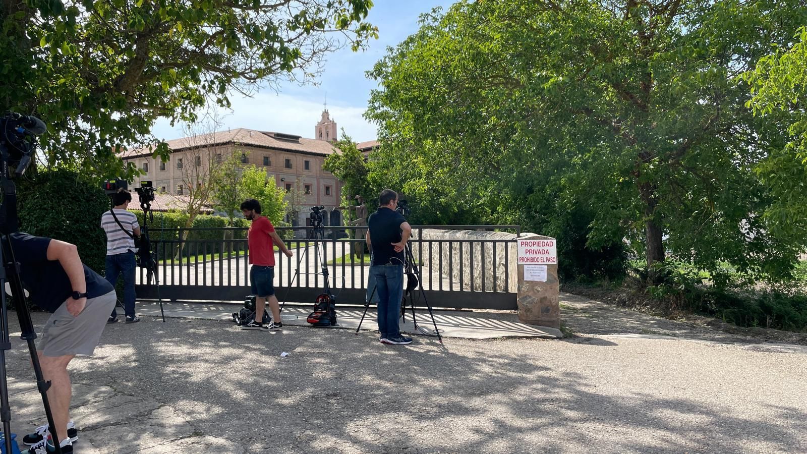 La prensa, apostada a las puertas del monasterio de Belorado