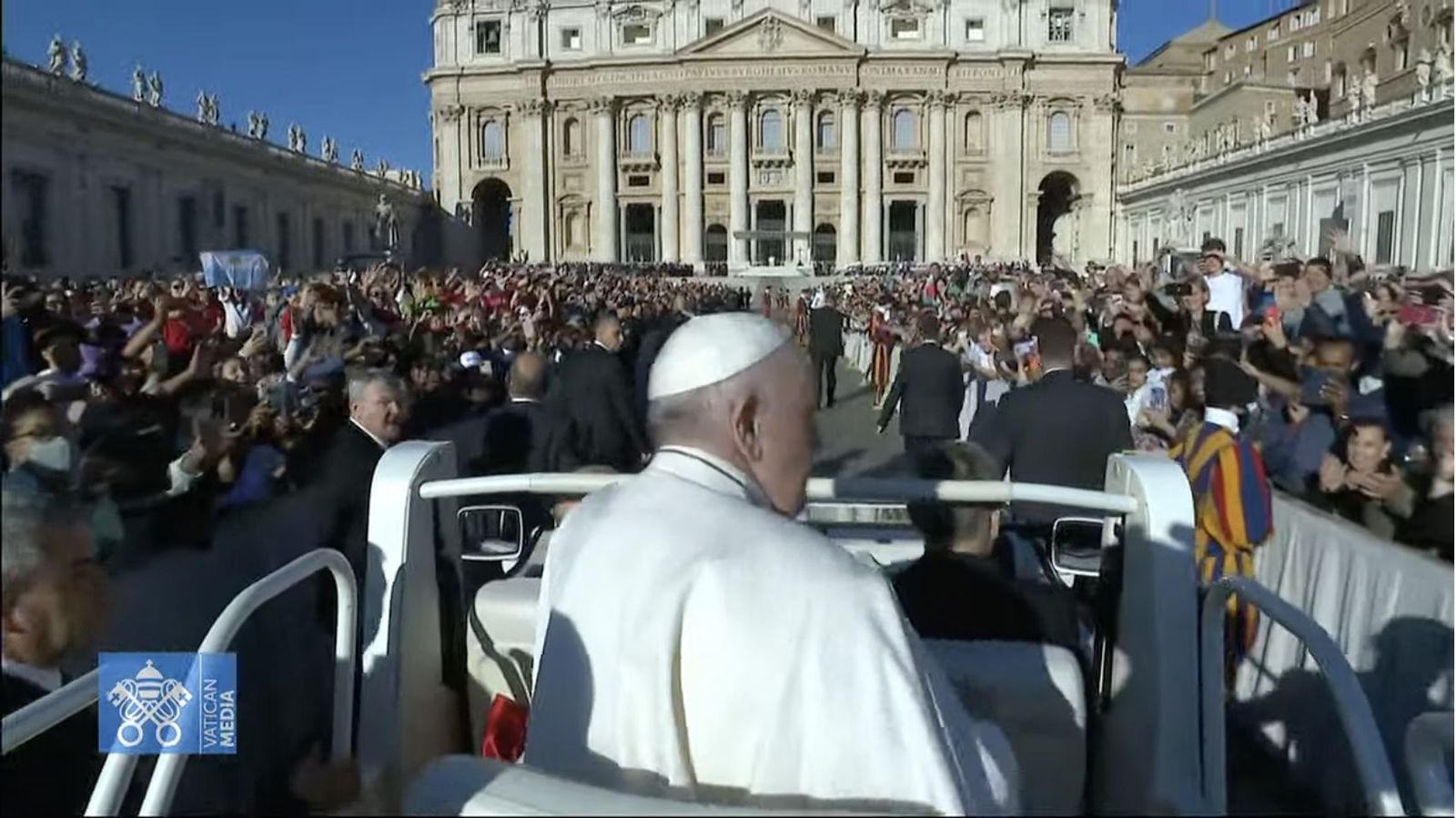 El Papa, en su recorrido entre los asistentes a la audiencia