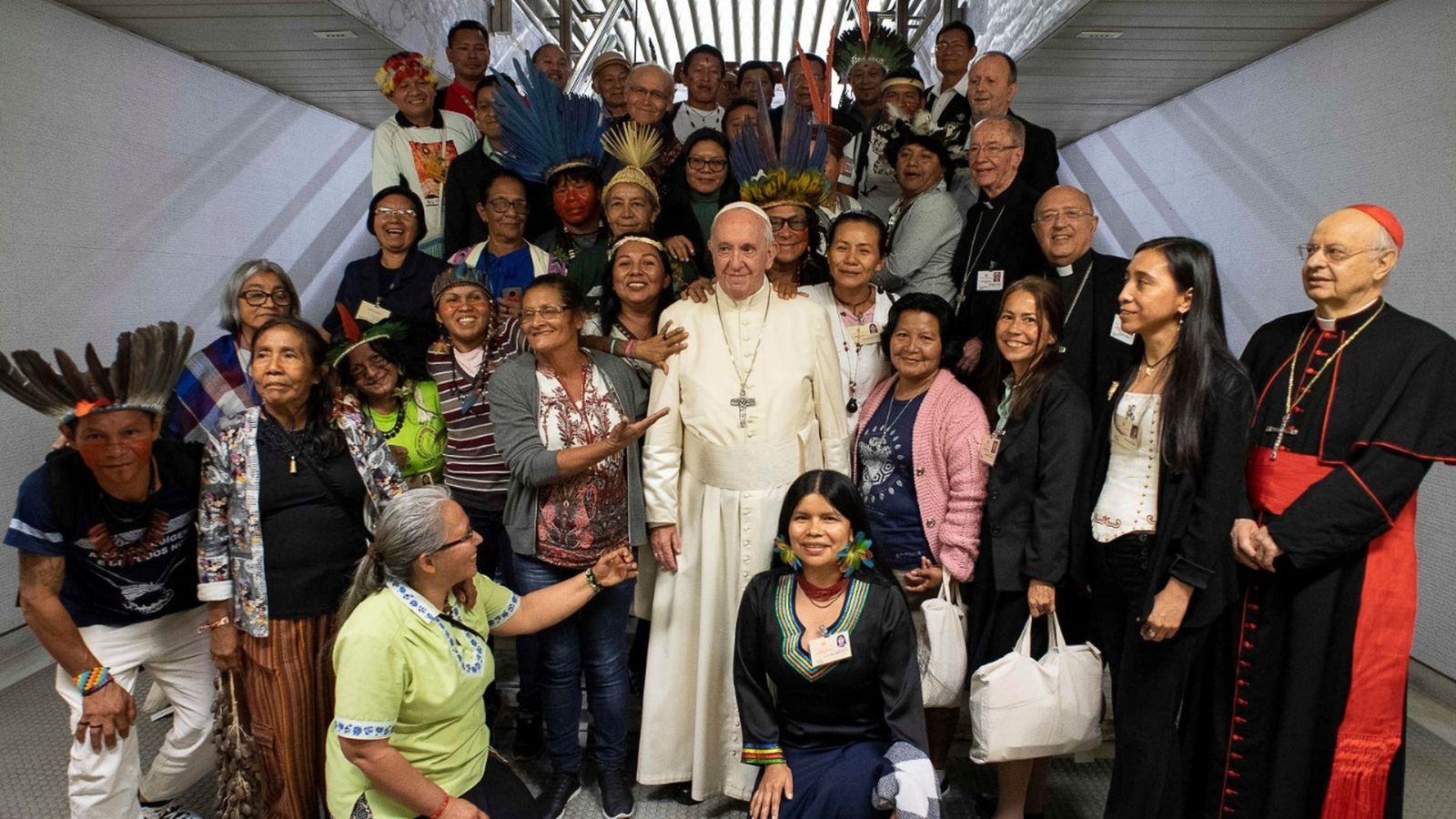 El Papa Francisco con los Indígenas presentes en el Sínodo