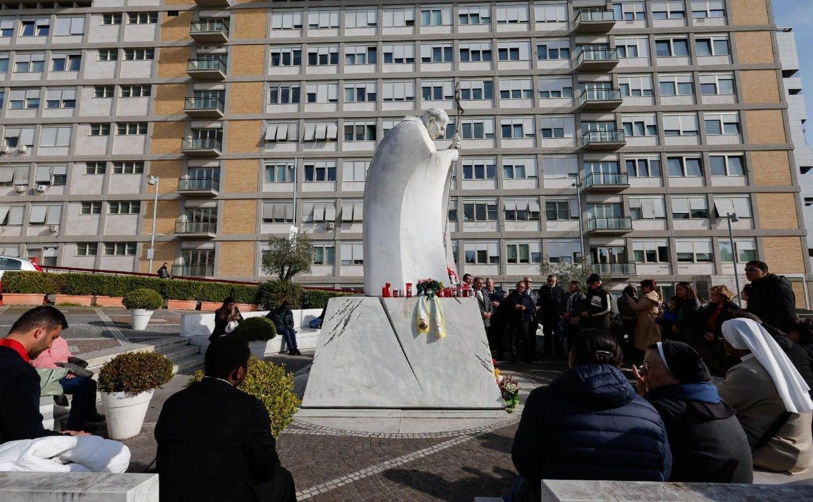 Los fieles llevan ya tiempo orando por el Papa