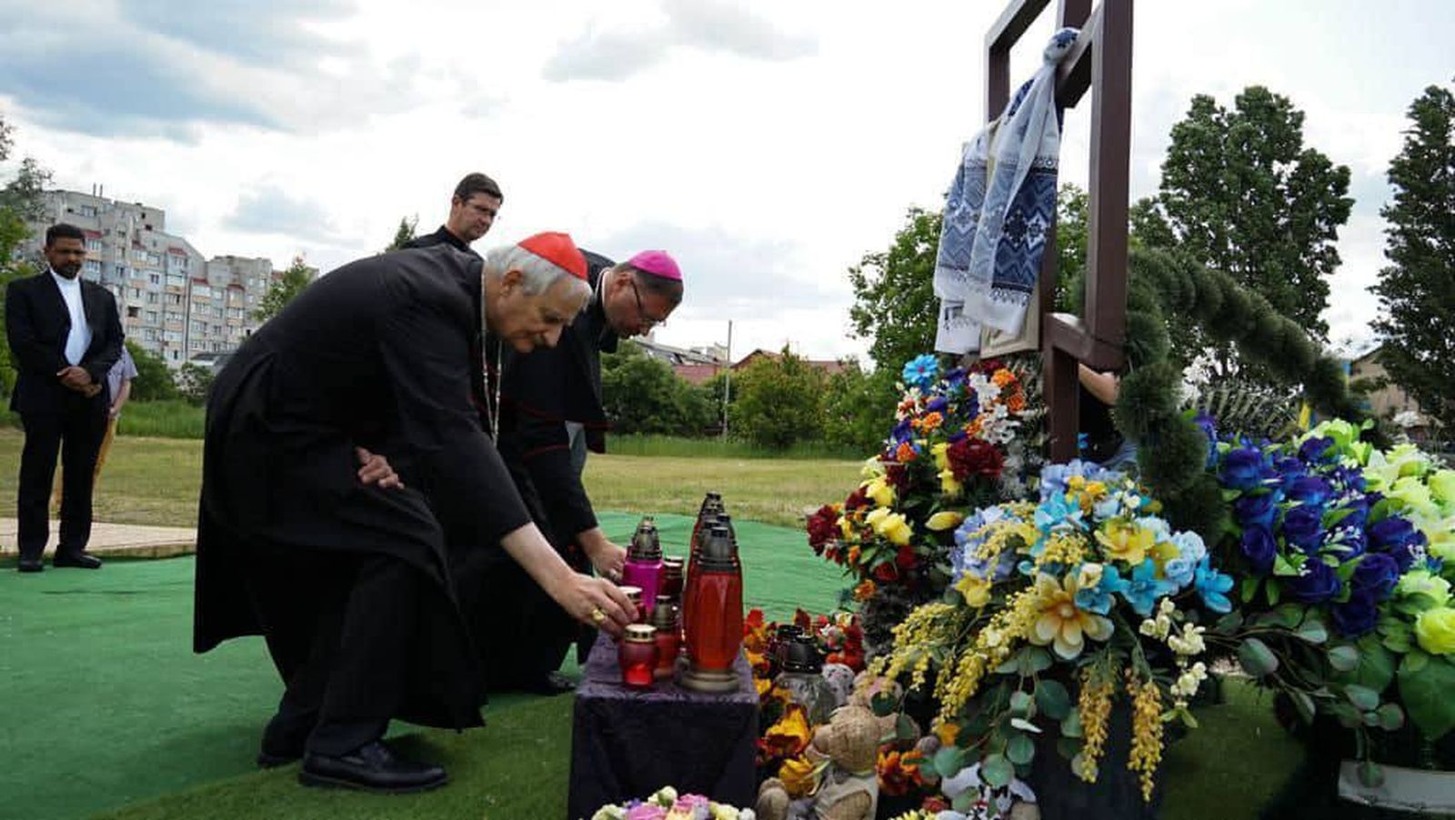 Zuppi reza ante la fosa común de Bucha en plena contraofensiva ucraniana