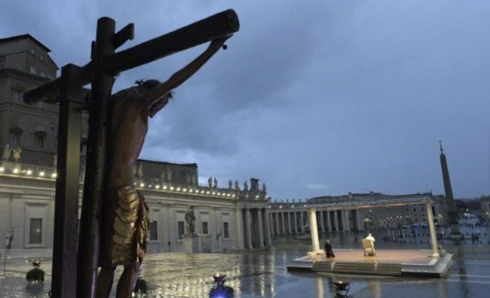 El Papa, rezando en una plaza de San Pedro vacía