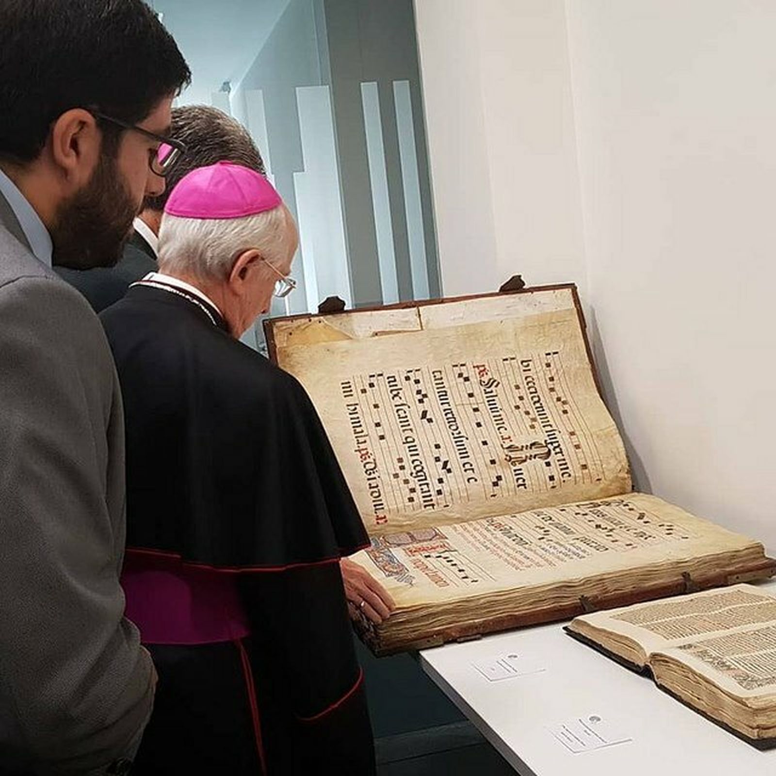 Monseñor García Burillo, en el nuevo Archivo