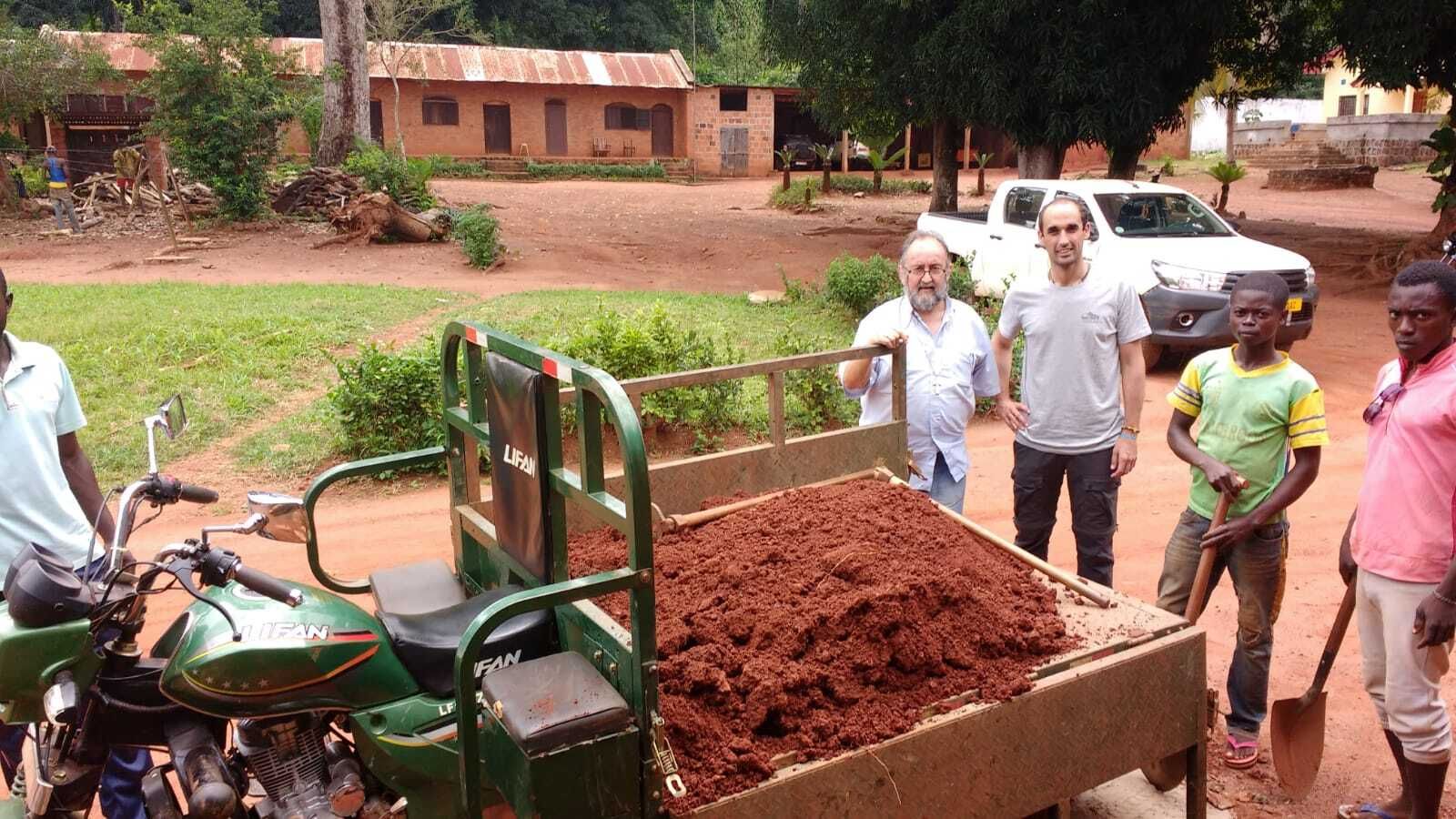Junto a Juan José Aguirre obispo de Bangassou.