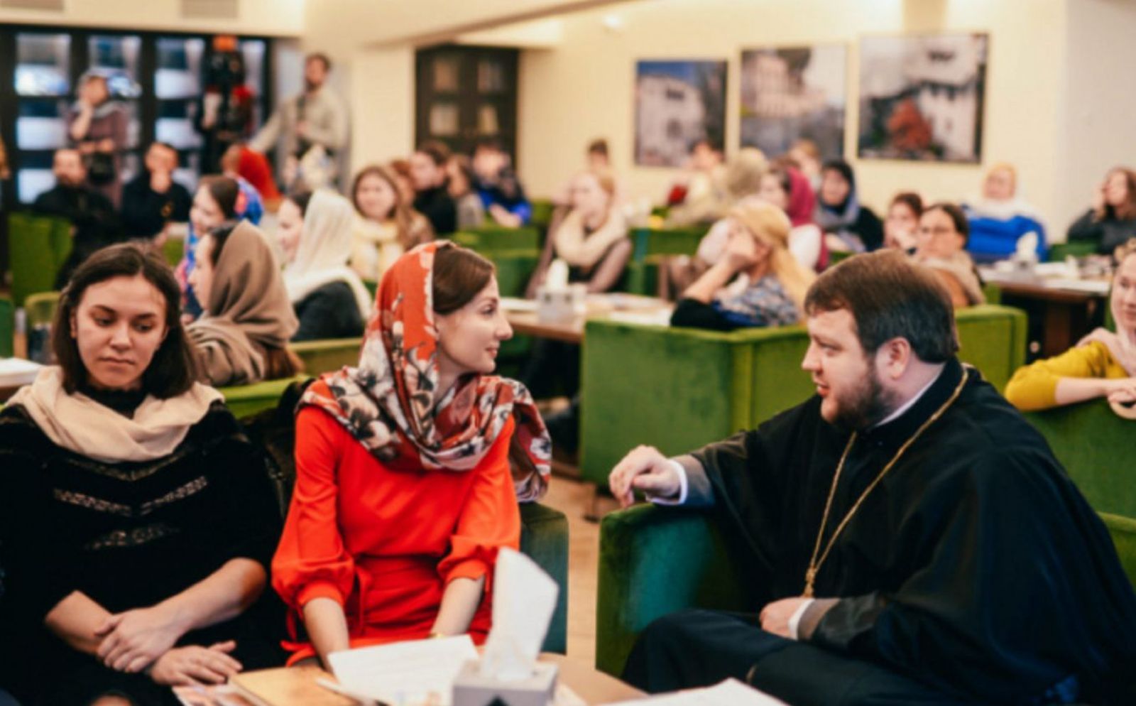 Las 'matushki' en la reunión con el párroco