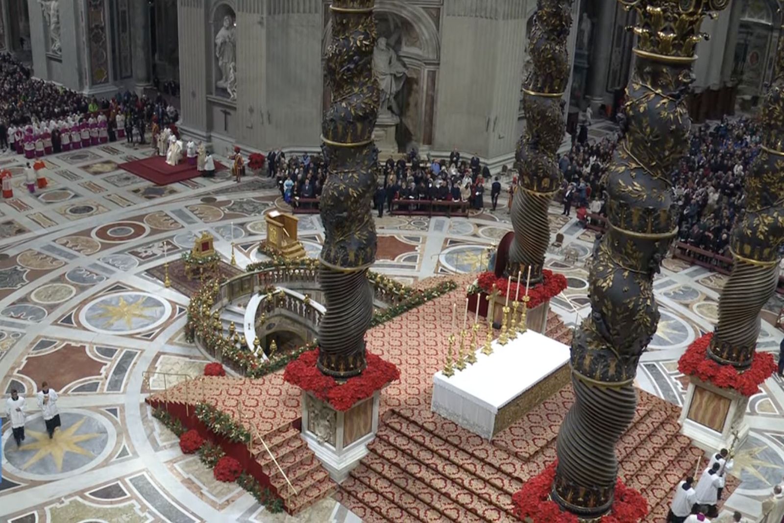Vista del Baldaquino de Bernini durante el Te deum del Papa