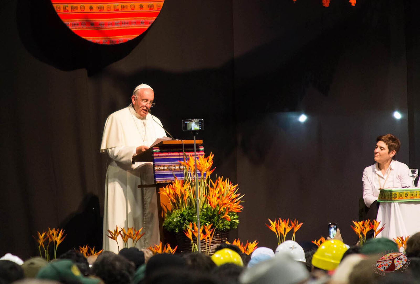 Francisco en el II Encuentro Mundial de Movimientos Populares (Bolivia, 2015). A la derecha, Xaro Castelló