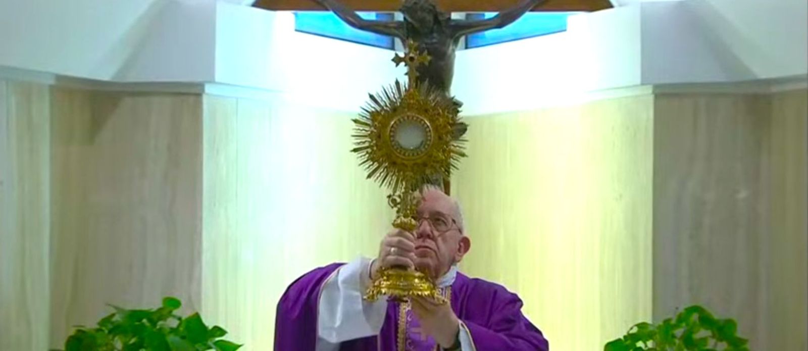 El Papa bendice con la custodia