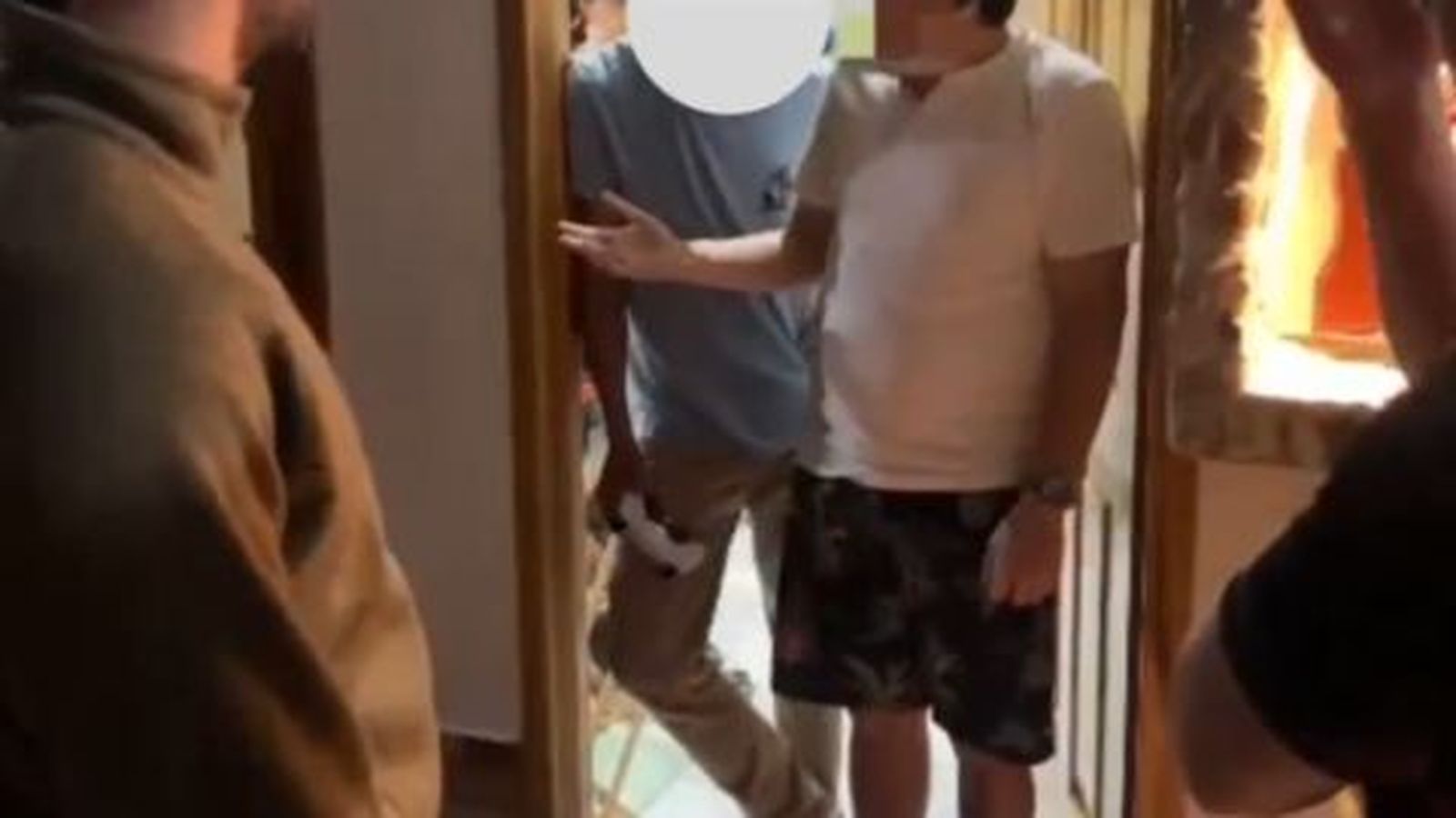 Vídeo del sacerdote sospecho en las redes sociales