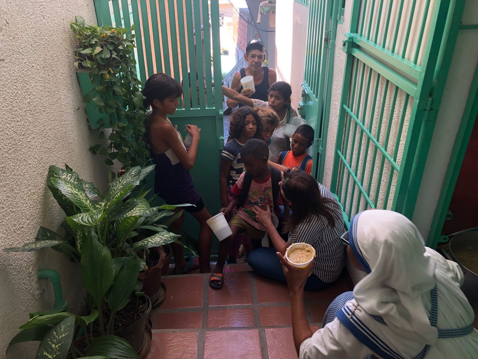 Monjas Madre Teresa reparten comida
