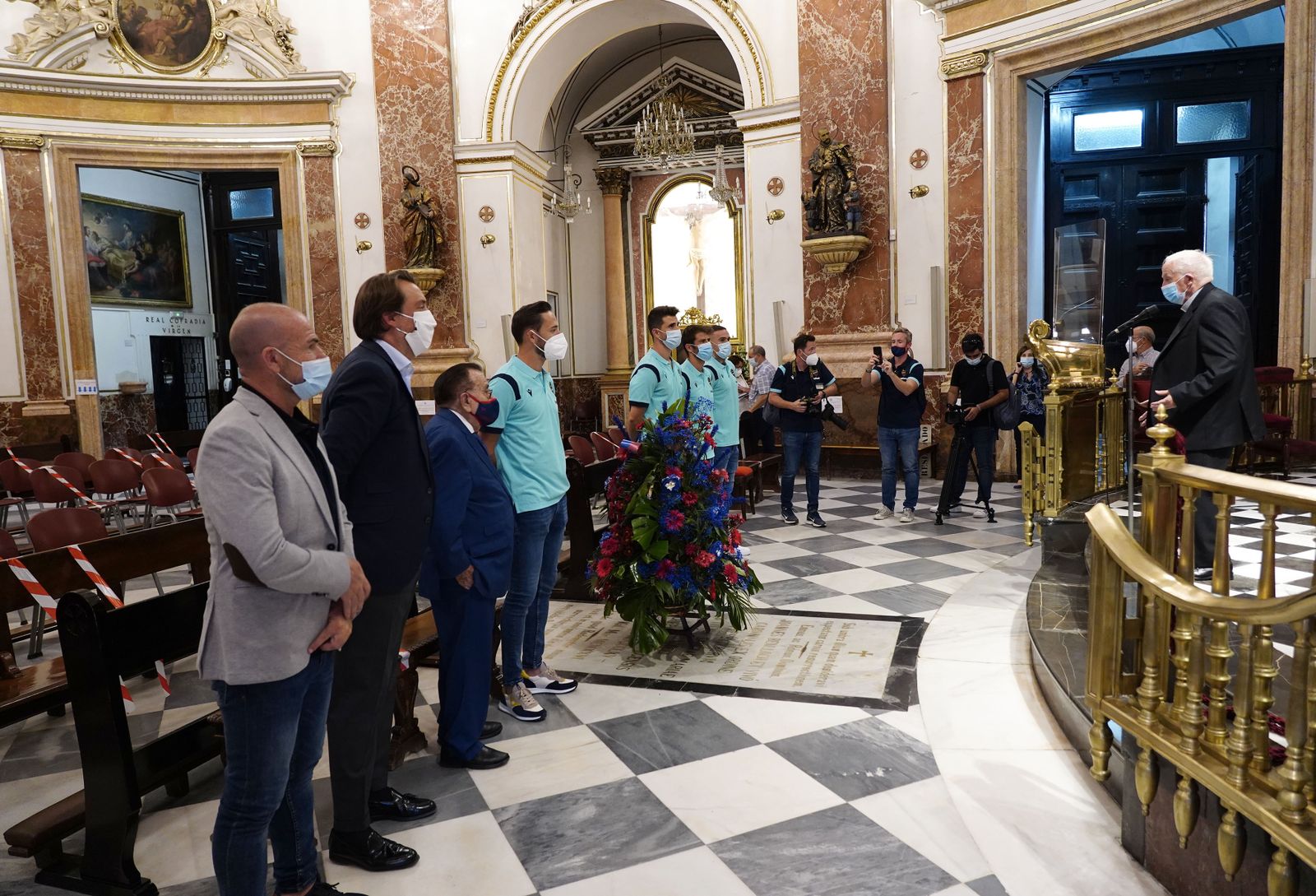 Ofrenda de flores del Levante UD a la Virgen de los Desamparados