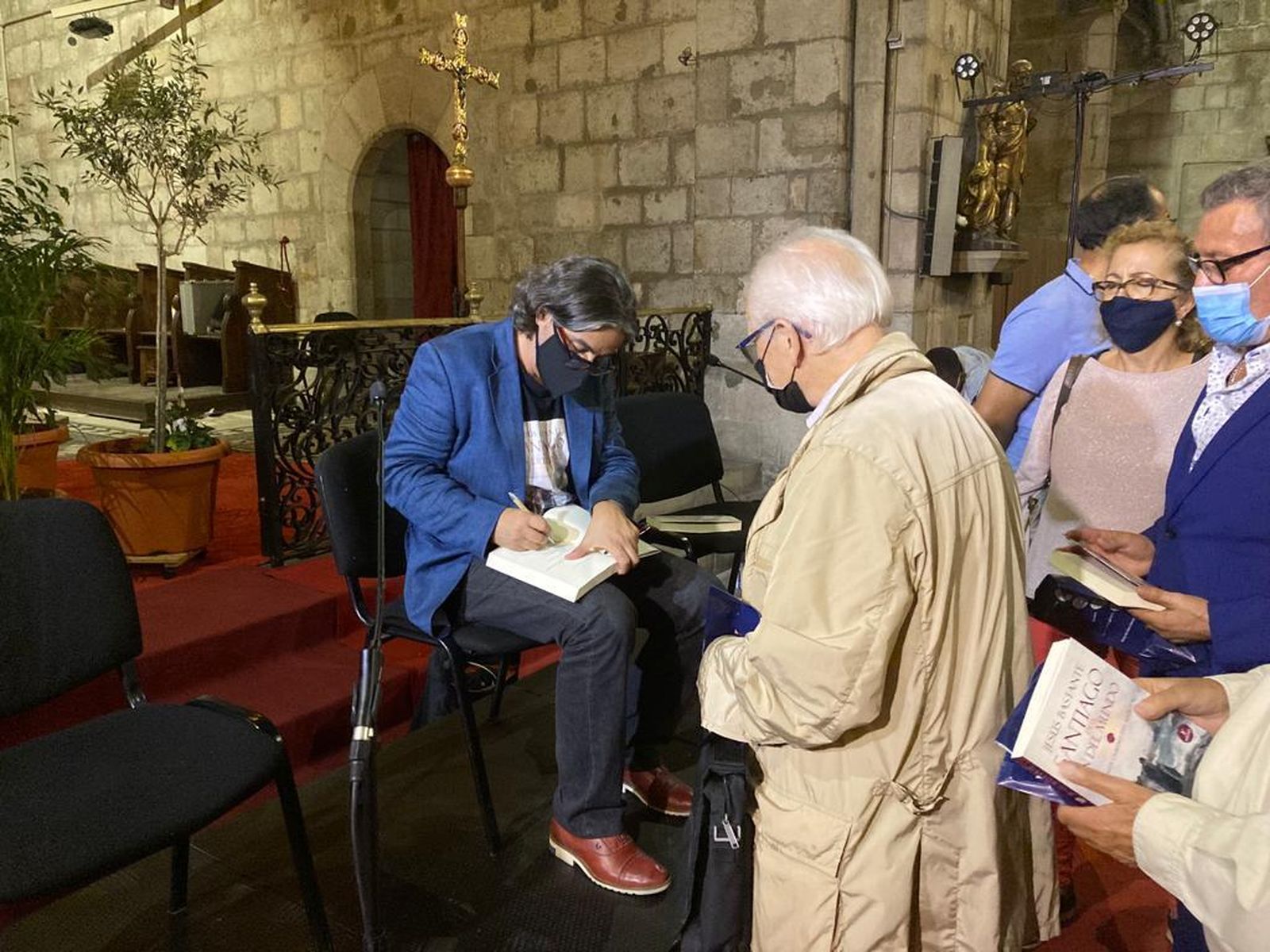 Jesús Bastante, firmando ejemplares de su obra.